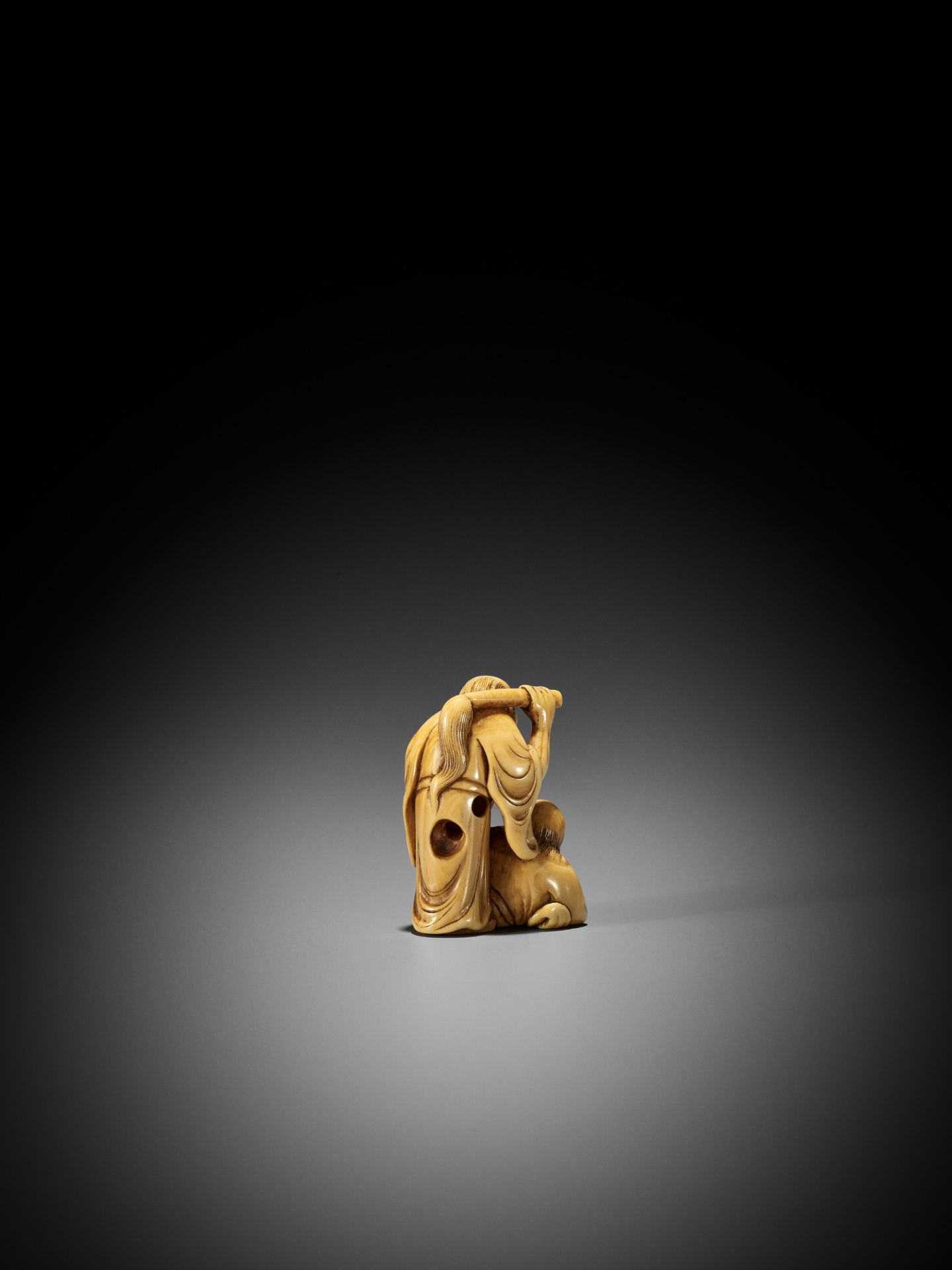 AN IVORY NETSUKE OF TWO SAGES - Bild 2 aus 10