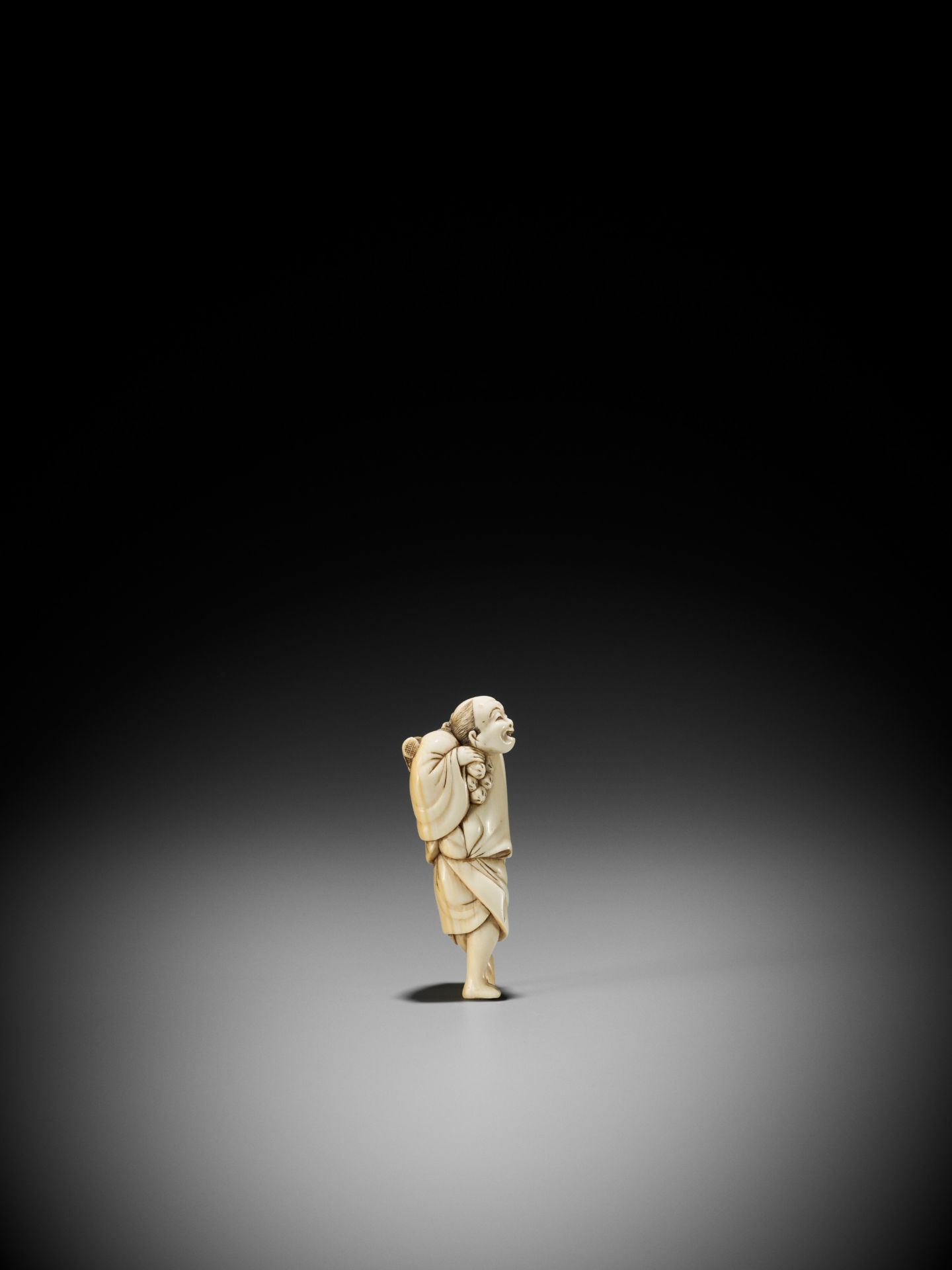 A GOOD IVORY NETSUKE OF A STREET VENDOR - Bild 10 aus 11