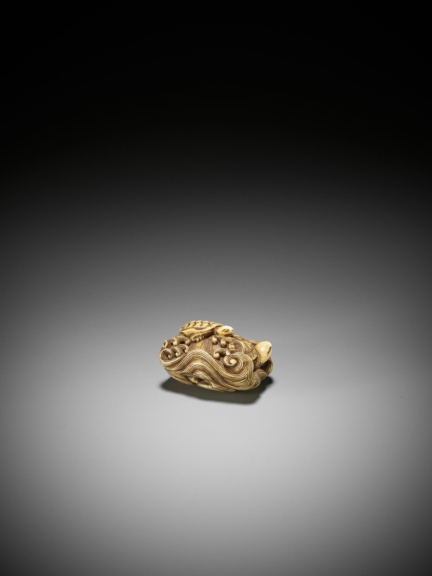 A WALRUS TUSK NETSUKE OF TURTLES AMONGST WAVES - Bild 6 aus 9