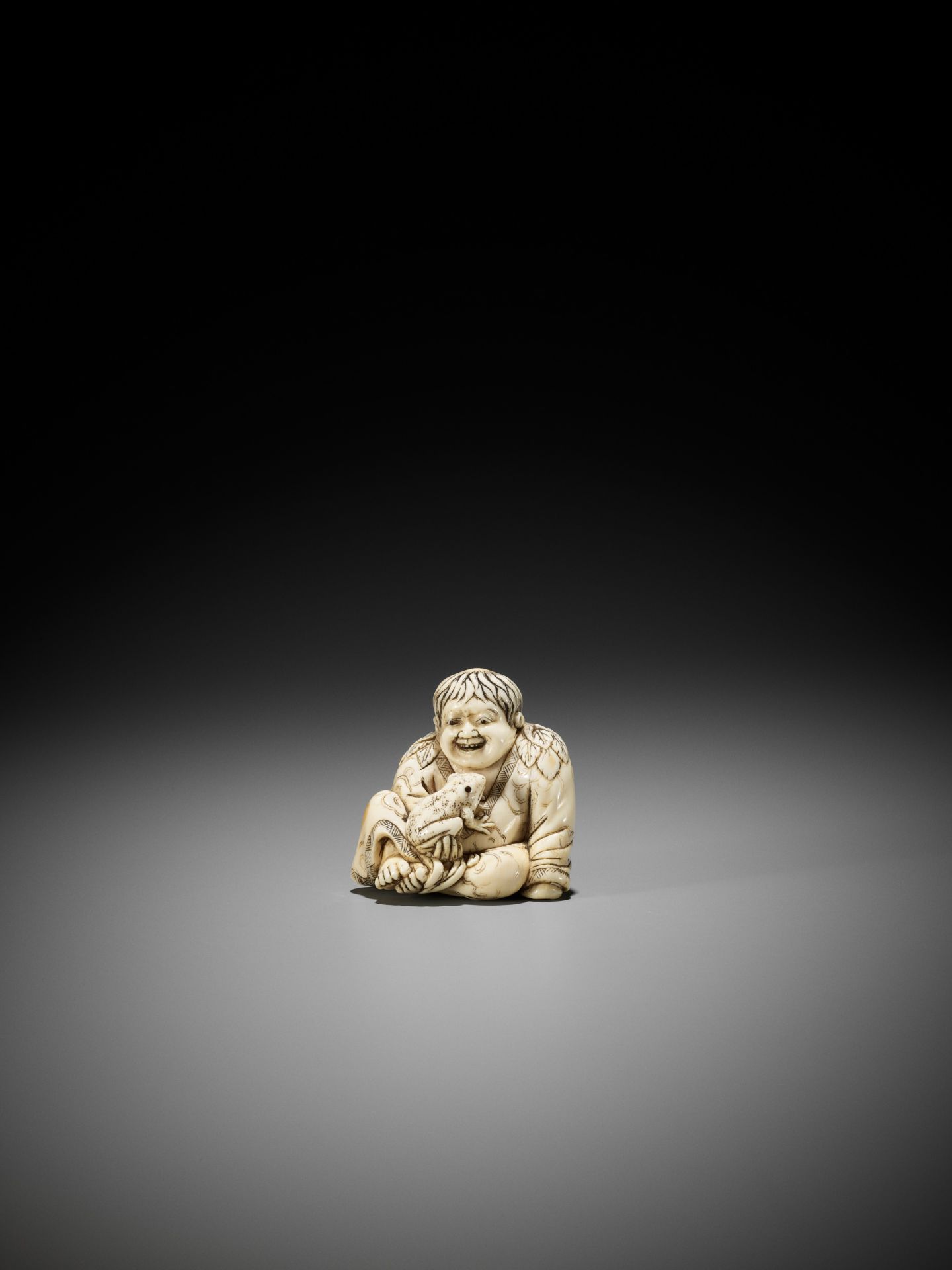 TOMOTADA: A RARE AND IMPORTANT IVORY NETSUKE OF GAMA SENNIN WITH HIS TOAD - Bild 6 aus 14