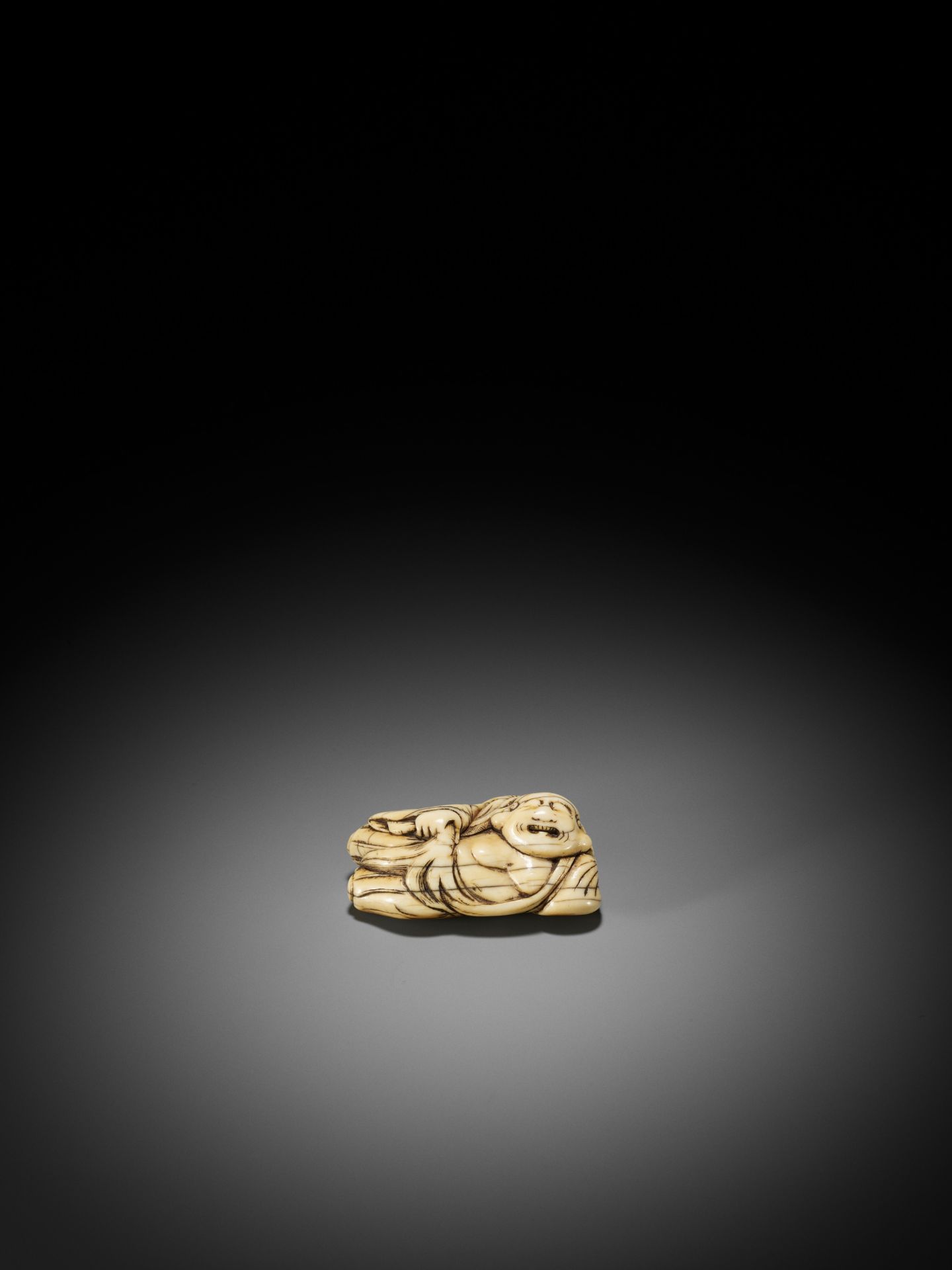 AN IVORY NETSUKE OF A RECLINING HOTEI WITH HOSSU (FLYWHISK) - Bild 5 aus 9