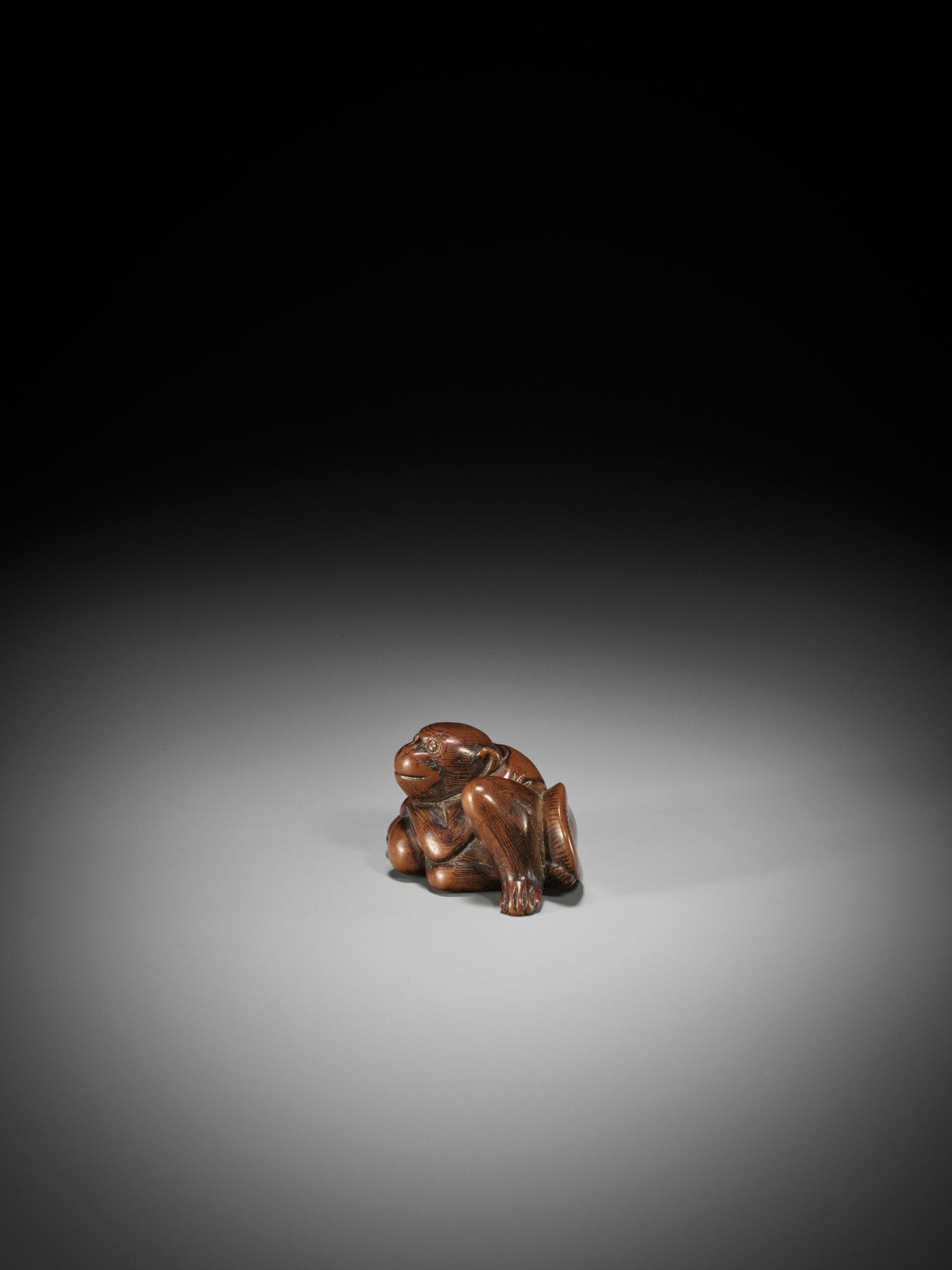 A WOOD NETSUKE OF A MONKEY, GOURD AND NAMAZU - Bild 5 aus 7