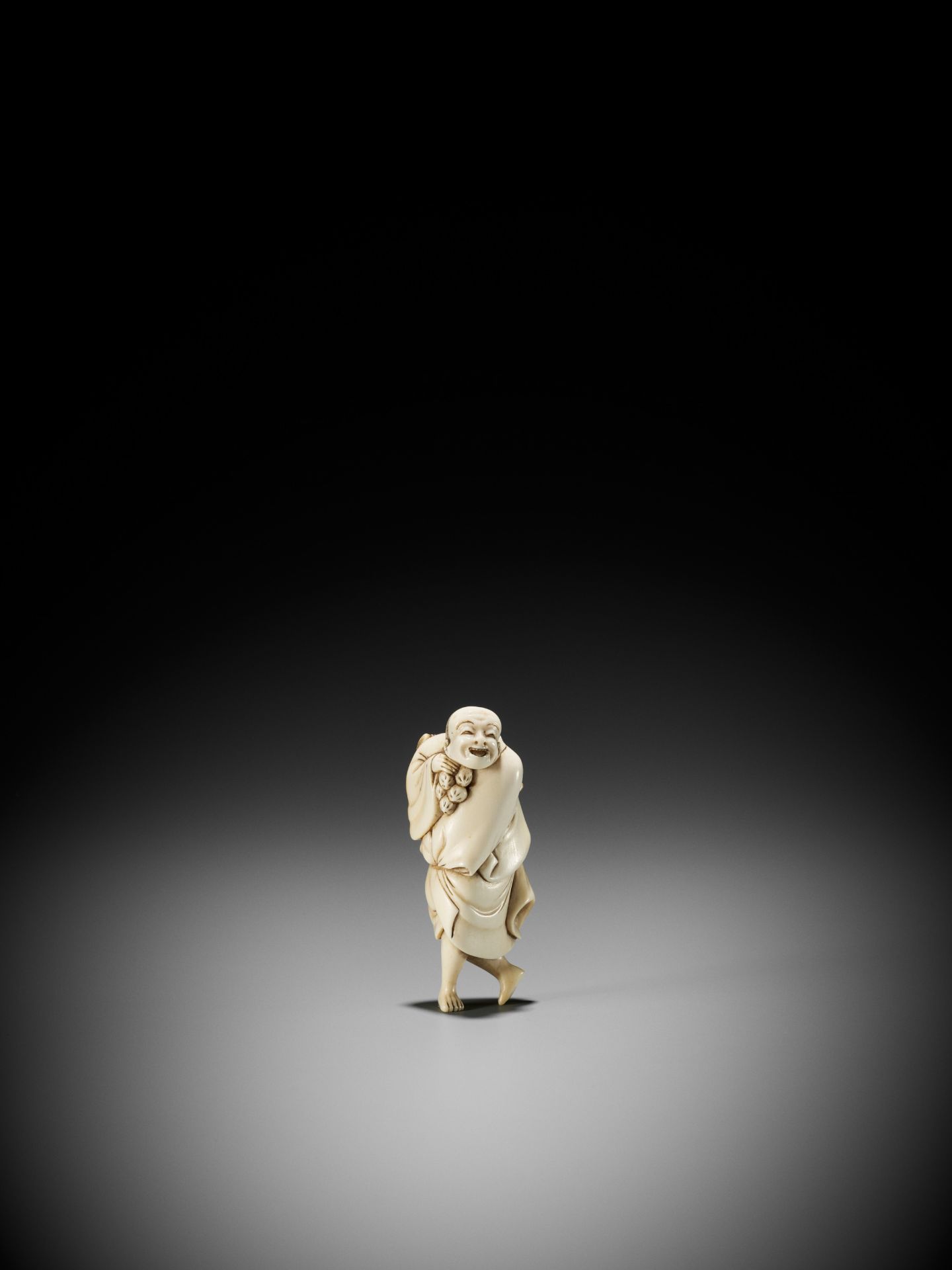 A GOOD IVORY NETSUKE OF A STREET VENDOR - Bild 7 aus 11