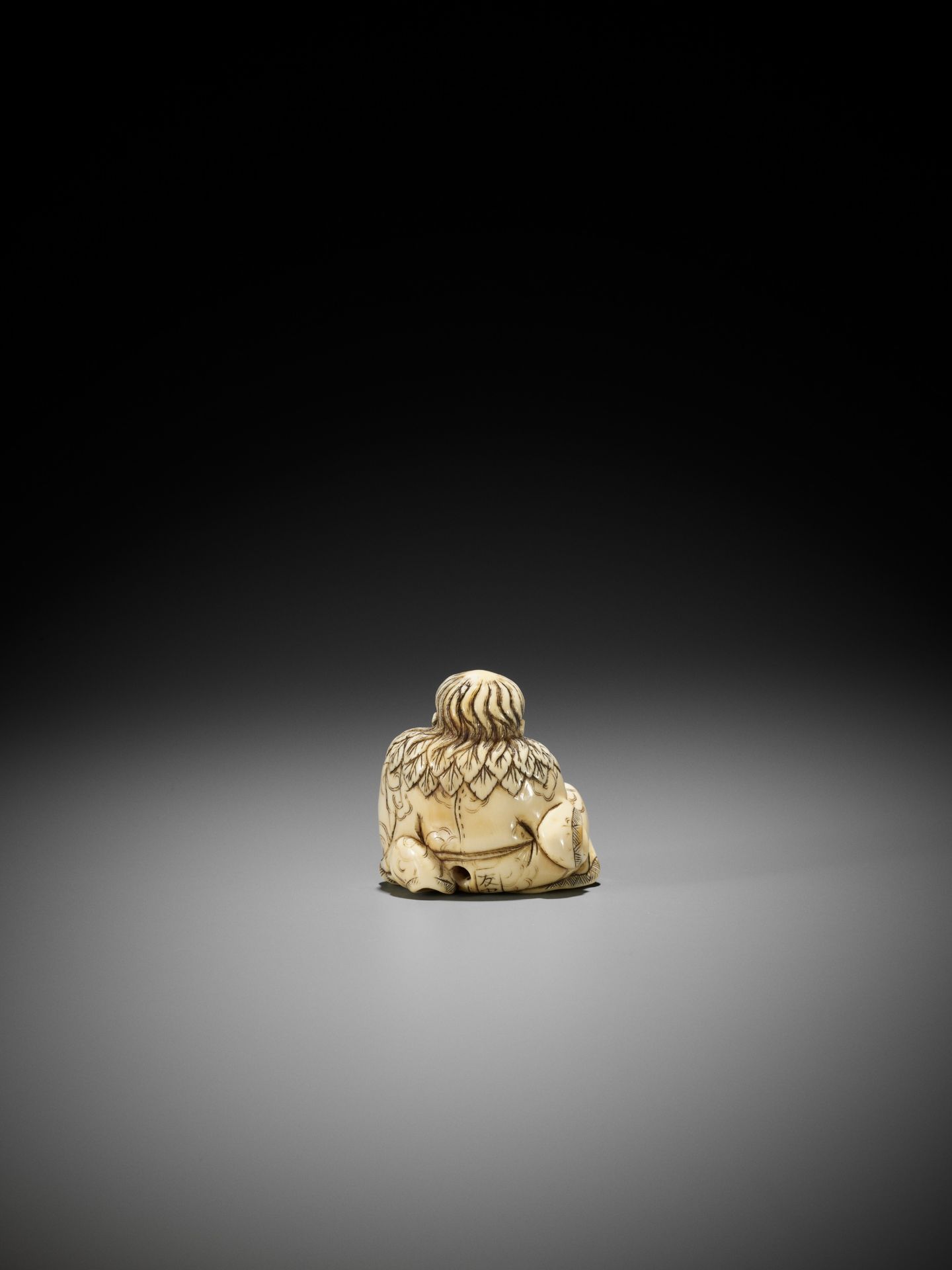 TOMOTADA: A RARE AND IMPORTANT IVORY NETSUKE OF GAMA SENNIN WITH HIS TOAD - Bild 3 aus 14