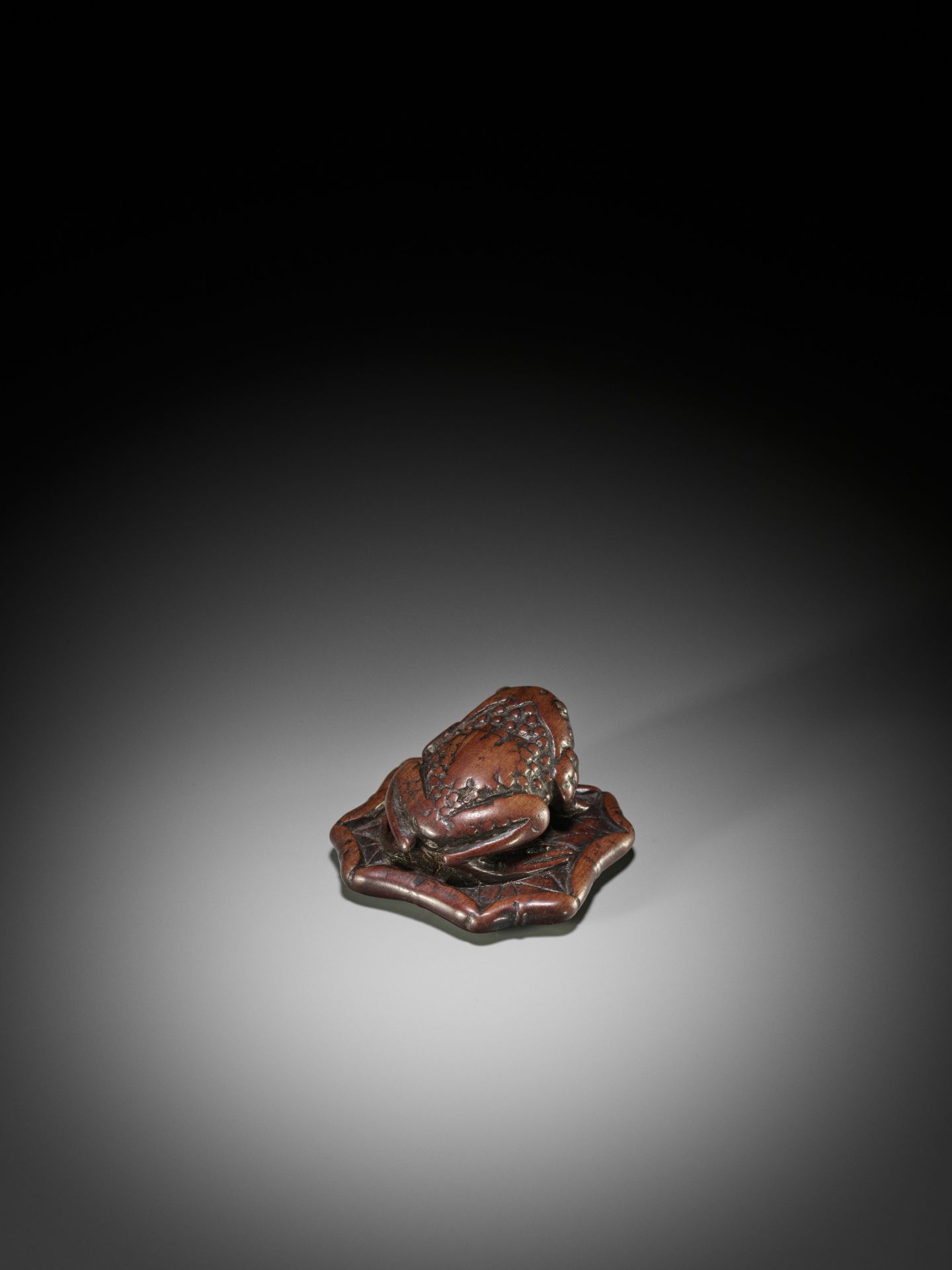 A LARGE AND UNUSUAL WOOD NETSUKE OF A TOAD ON A LOTUS LEAF - Bild 8 aus 9