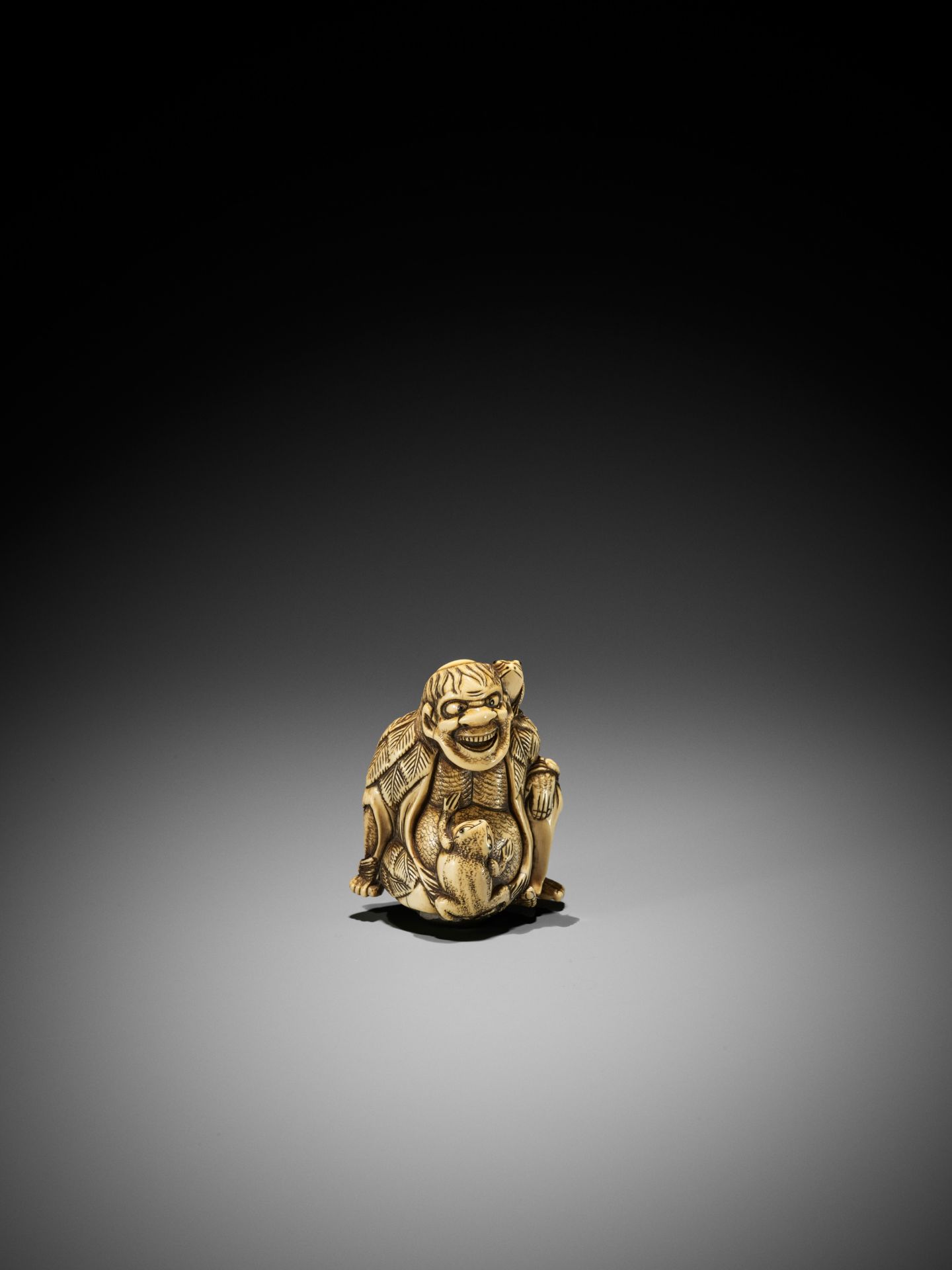 A MASSIVE IVORY NETSUKE OF GAMA SENNIN AND TWO TOADS - Bild 8 aus 11