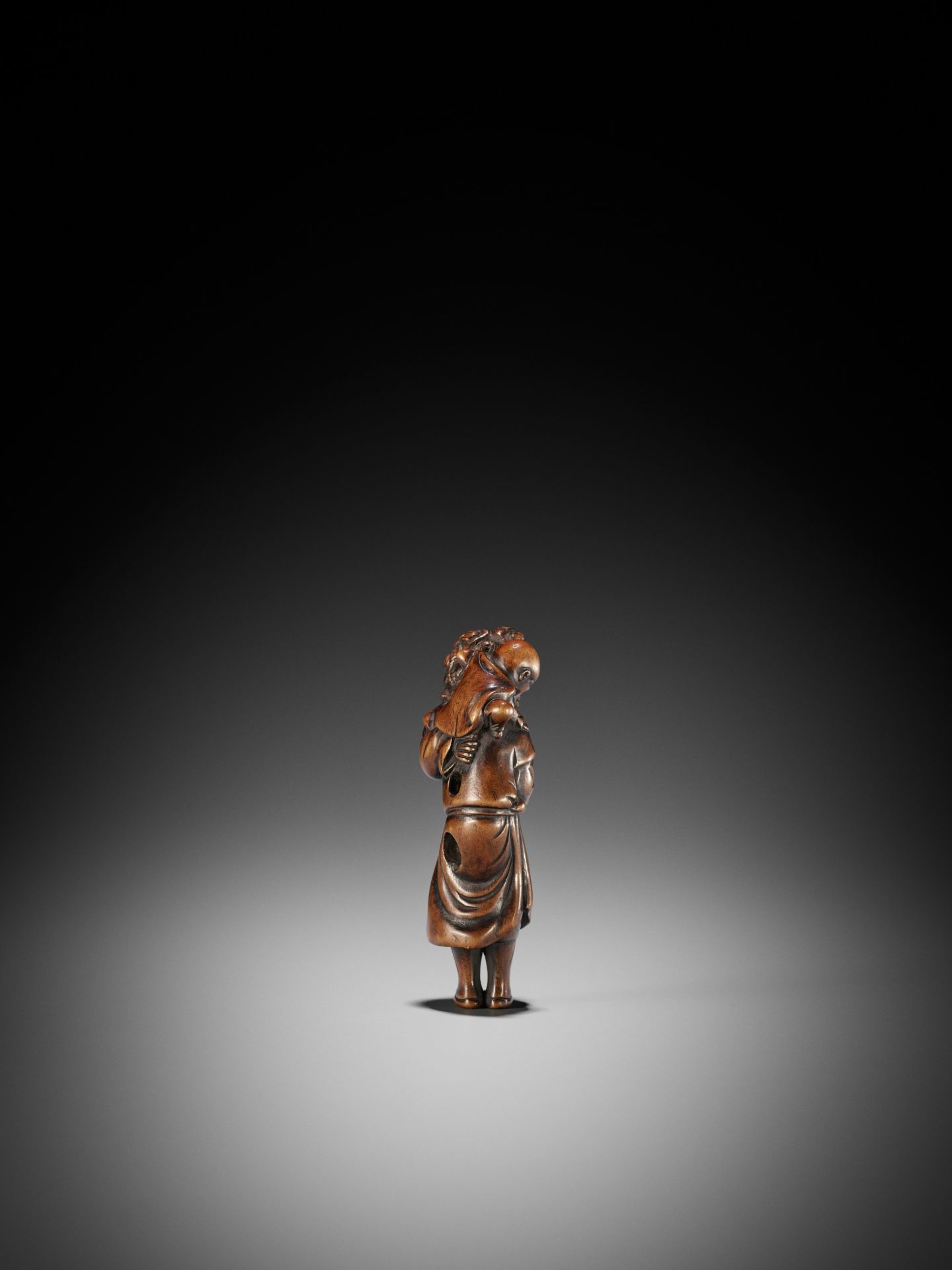 A GOOD WOOD NETSUKE OF A DUTCHMAN WITH CHILD - Image 8 of 11
