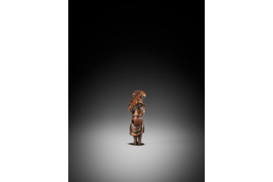 A GOOD WOOD NETSUKE OF A DUTCHMAN WITH CHILD - Image 8 of 11