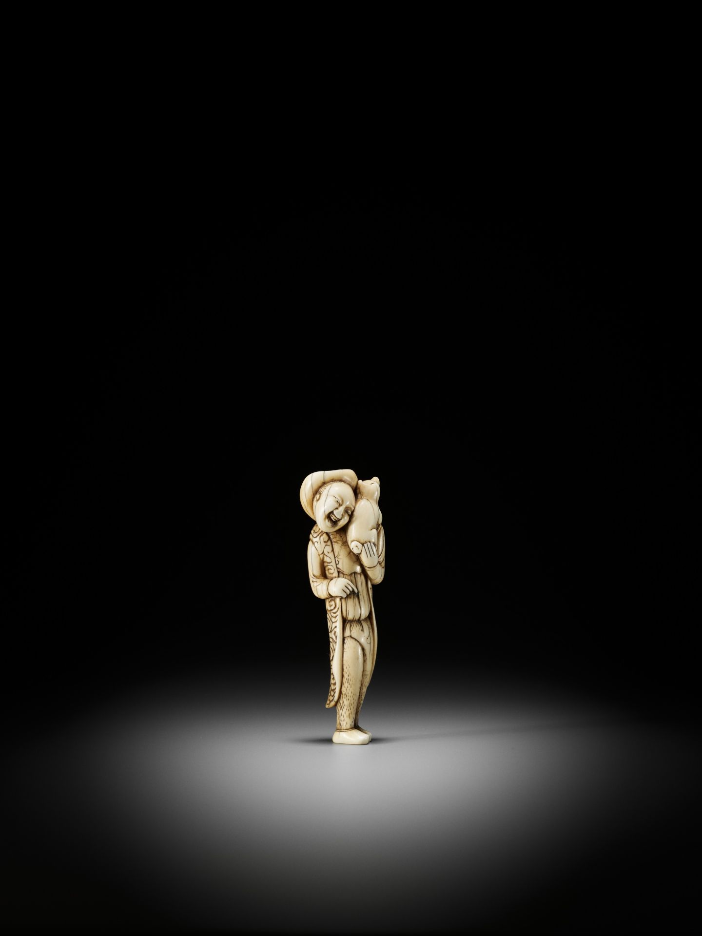 A GOOD IVORY NETSUKE OF A DUTCHMAN WITH DOG - Bild 4 aus 12