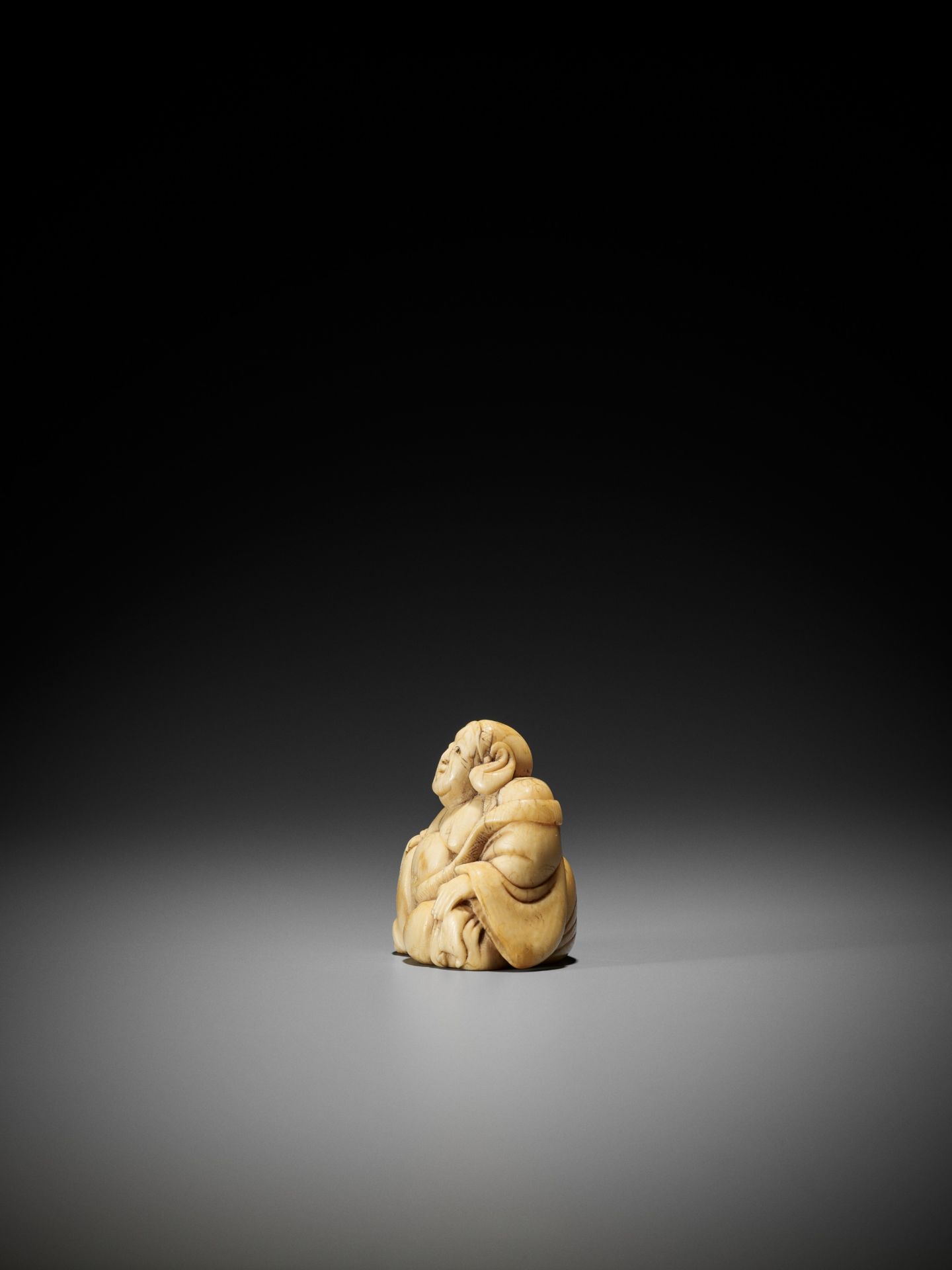 AN IVORY NETSUKE OF A SEATED HOTEI - Bild 6 aus 8