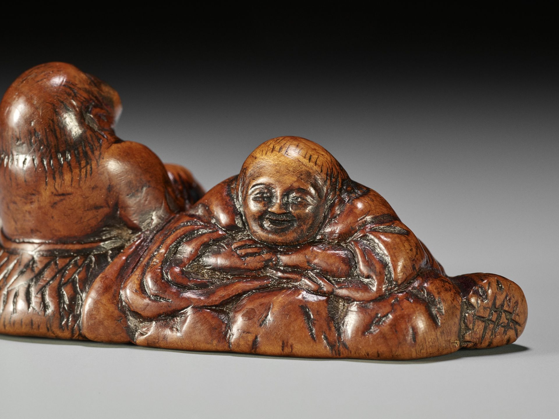 A WOOD NETSUKE OF KANZAN AND JITTOKU - Bild 2 aus 12