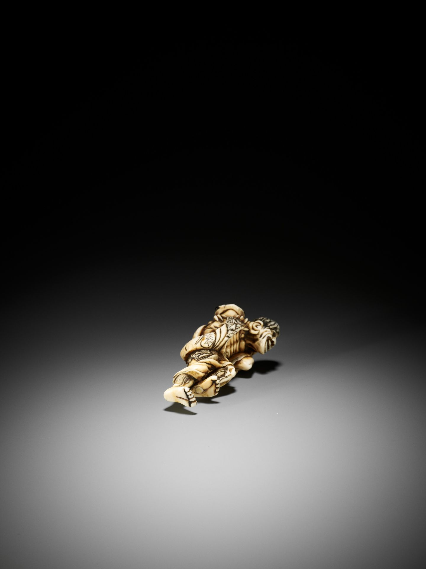 NAGATOMO: A LARGE IVORY NETSUKE OF GAMA SENNIN AND HIS TOAD - Bild 9 aus 10