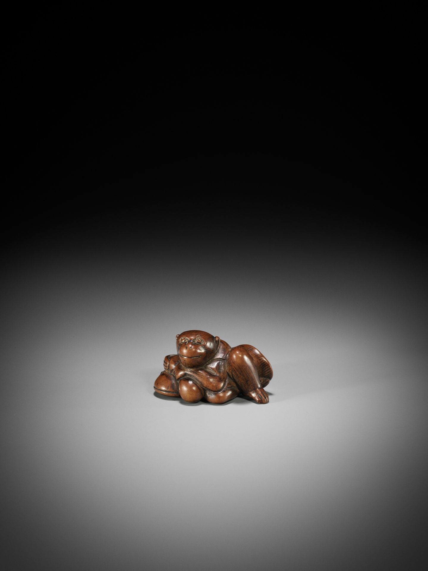 A WOOD NETSUKE OF A MONKEY, GOURD AND NAMAZU - Bild 4 aus 7