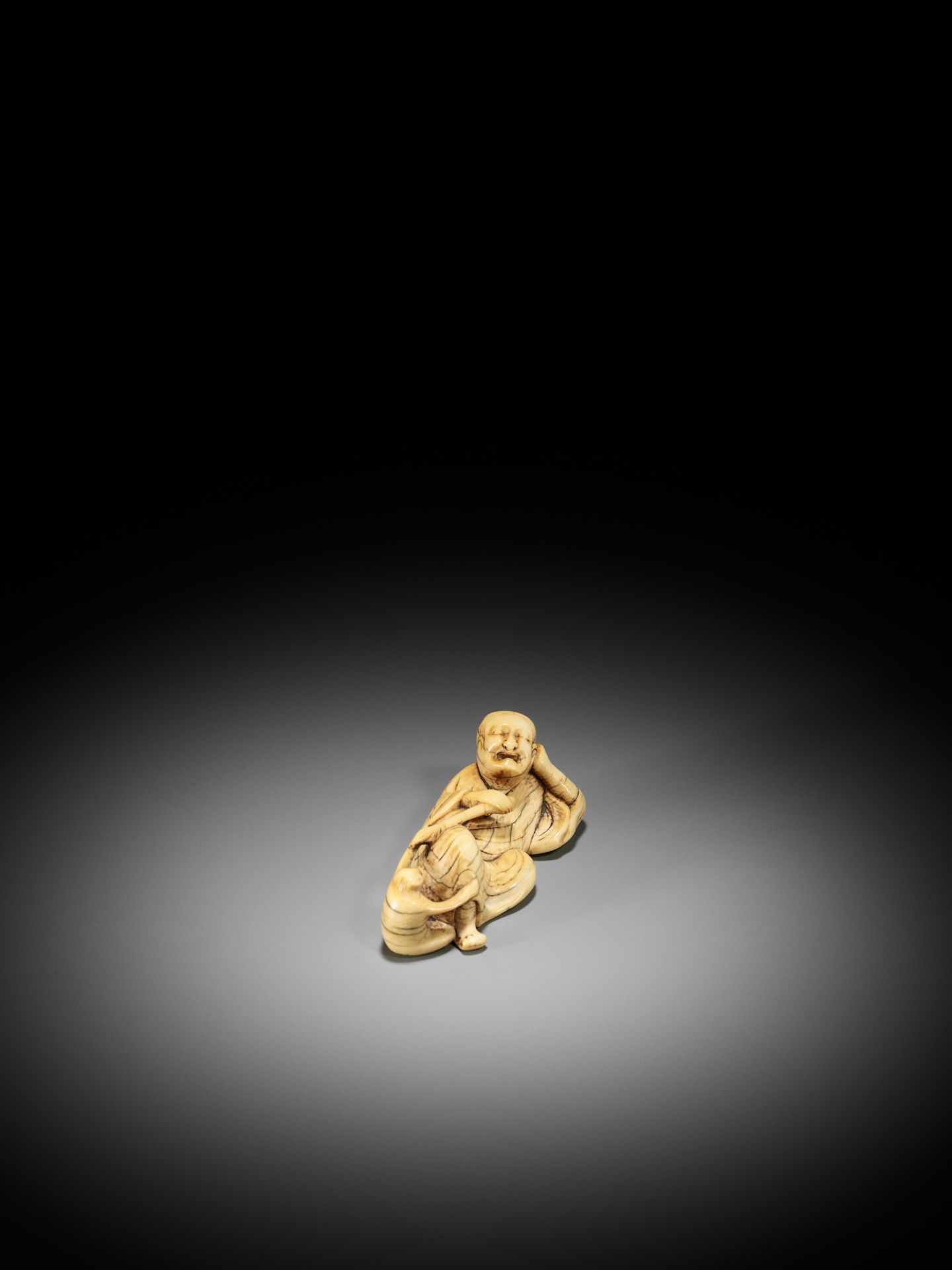 A RARE AND LARGE IVORY NETSUKE OF A RECLINING SARUMAWASHI AND HIS MONKEY - Bild 7 aus 10