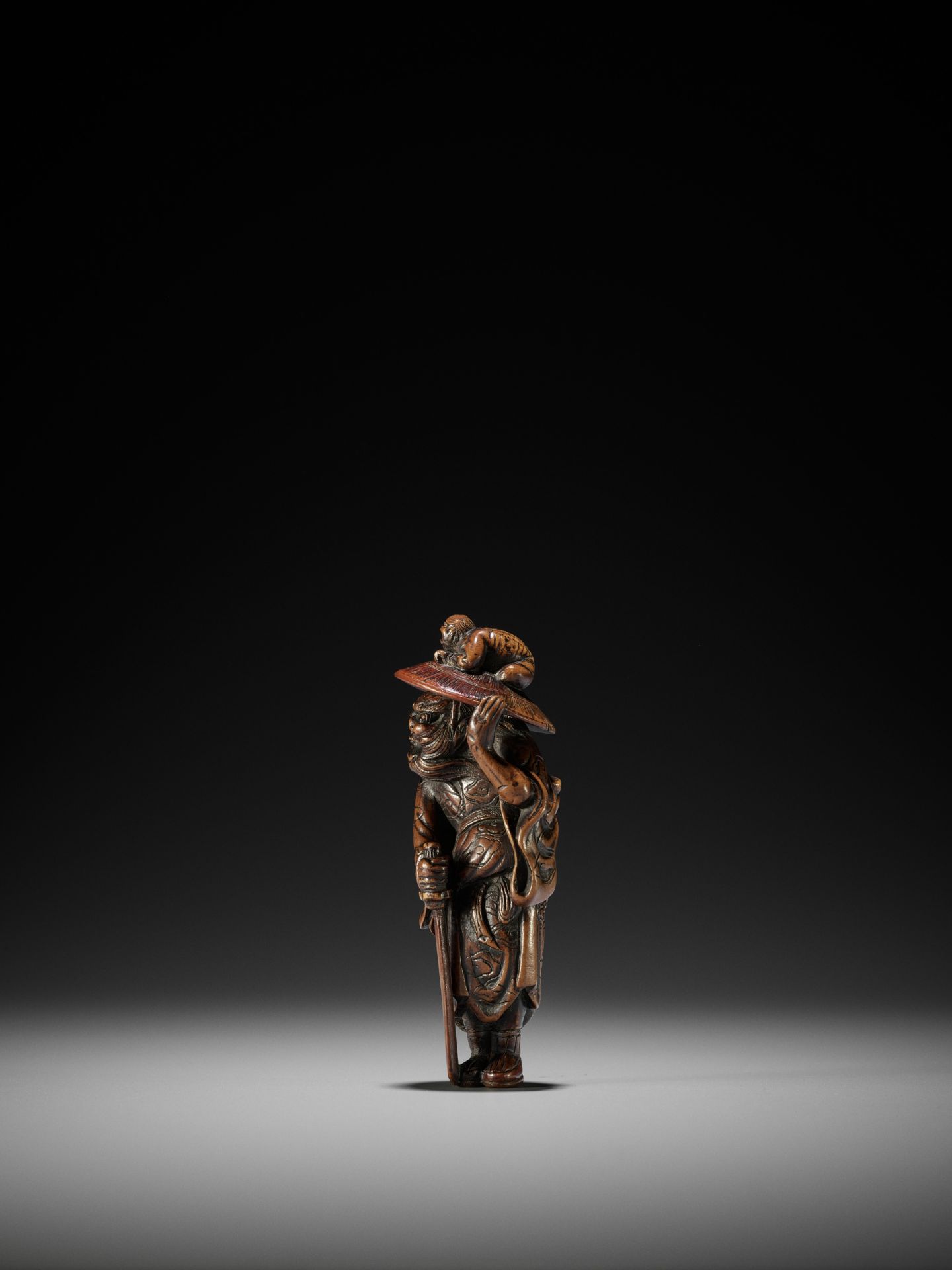 MITSUHARU: A SUPERB WOOD NETSUKE OF SHOKI AND ONI - Bild 5 aus 12