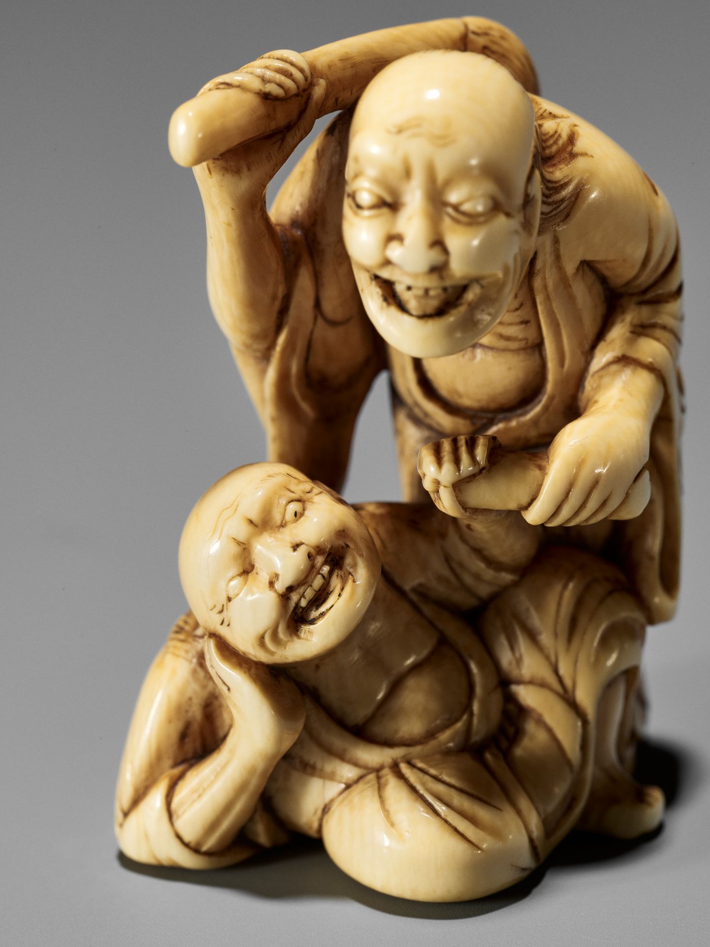 AN IVORY NETSUKE OF TWO SAGES - Bild 5 aus 10