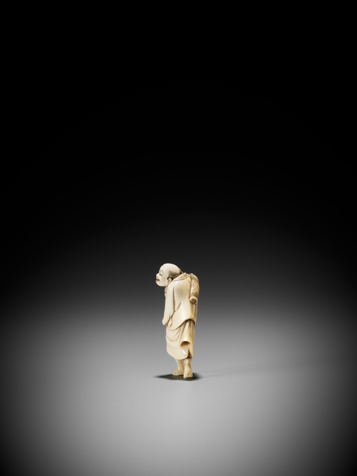 A GOOD IVORY NETSUKE OF A STREET VENDOR - Bild 9 aus 11