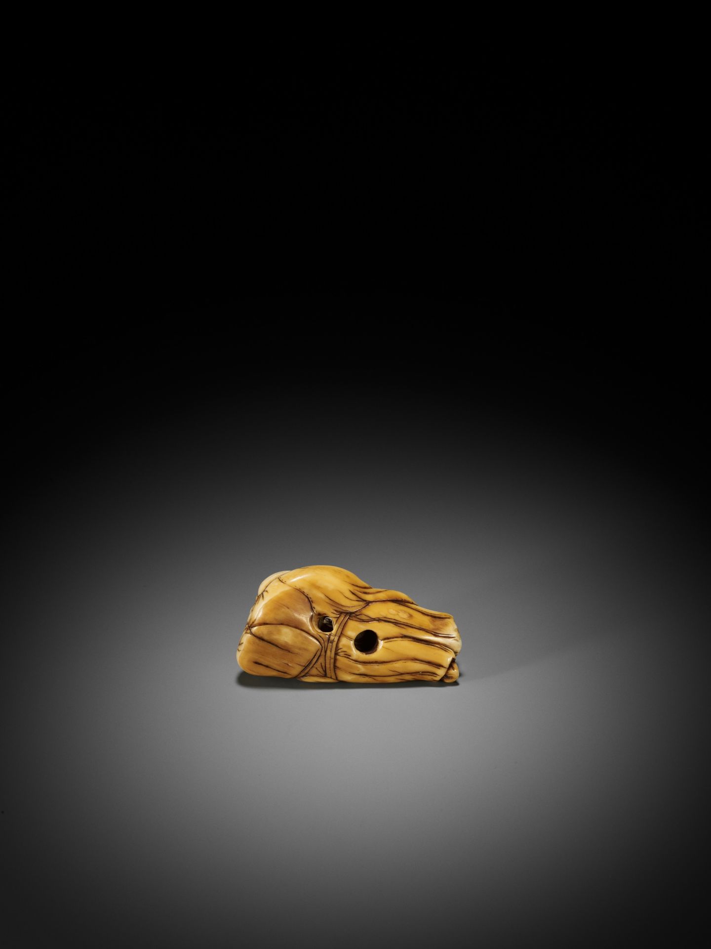 AN IVORY NETSUKE OF A RECLINING HOTEI WITH UCHIWA (FAN) - Bild 3 aus 8