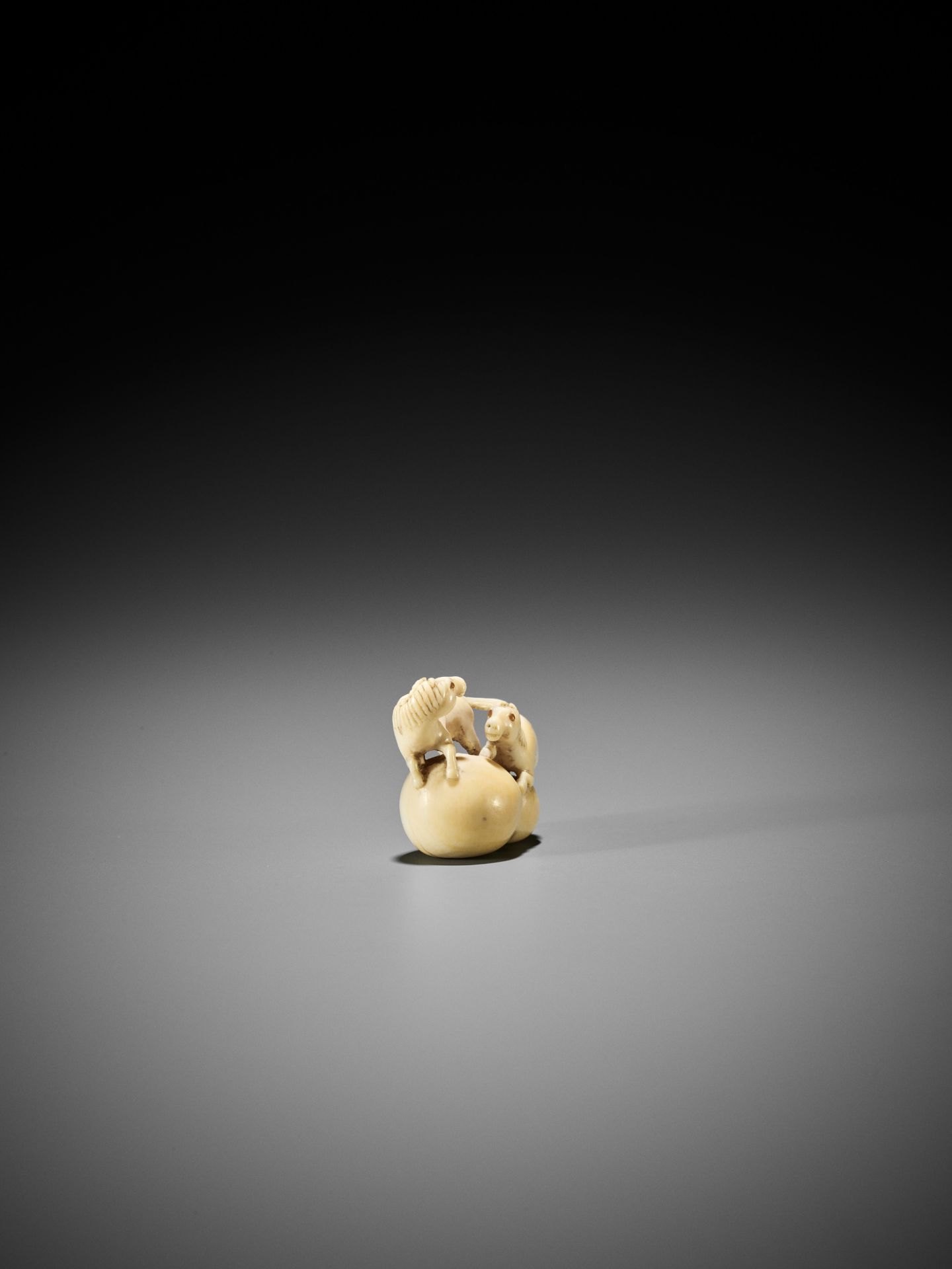 RANICHI: AN IVORY NETSUKE OF TWO HORSES EMERGING FROM CHOKARO SENNIN'S GOURD - Bild 5 aus 7