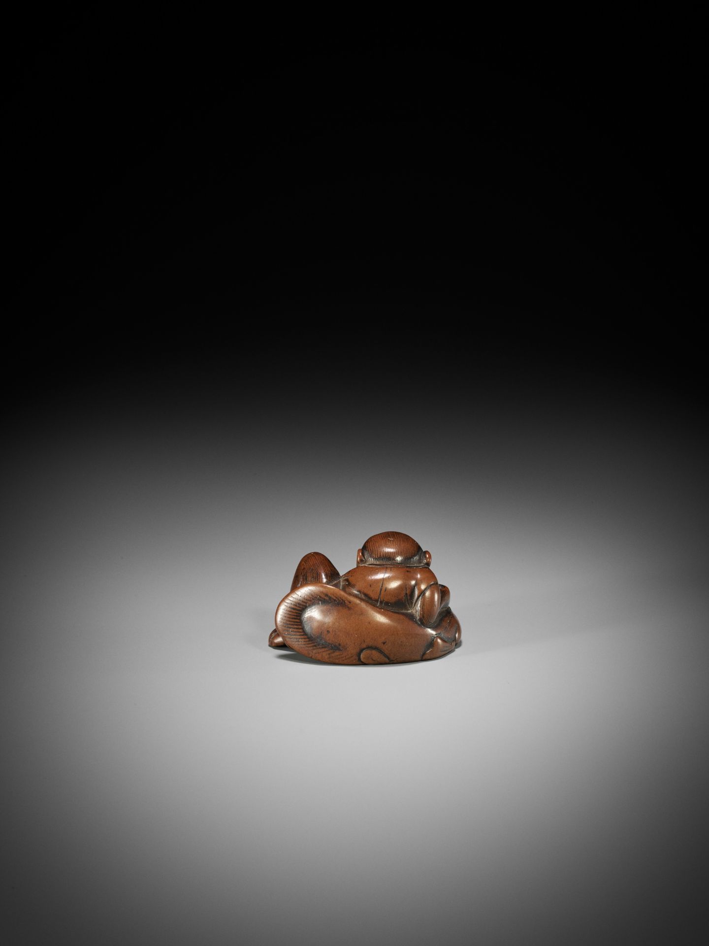 A WOOD NETSUKE OF A MONKEY, GOURD AND NAMAZU - Bild 2 aus 7