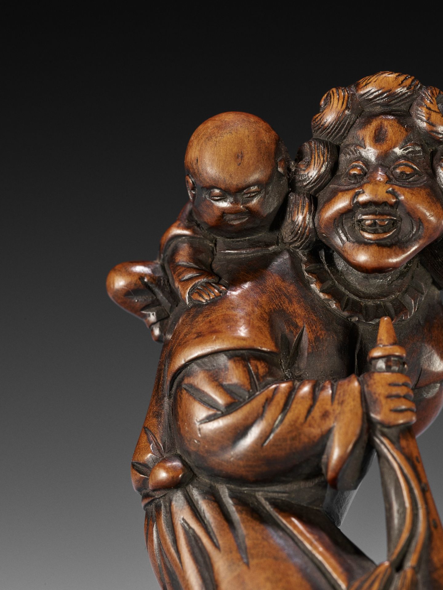 A GOOD WOOD NETSUKE OF A DUTCHMAN WITH CHILD - Image 4 of 11