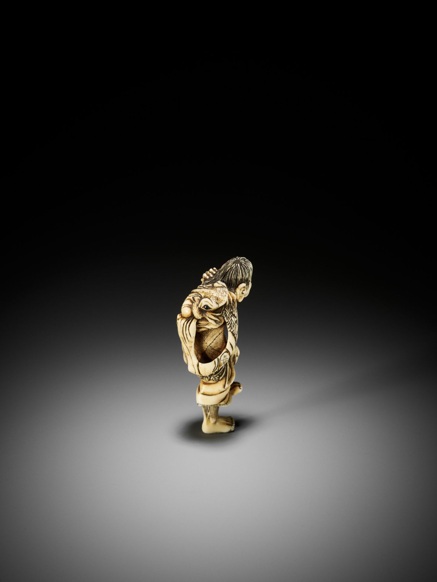 NAGATOMO: A LARGE IVORY NETSUKE OF GAMA SENNIN AND HIS TOAD - Bild 7 aus 10