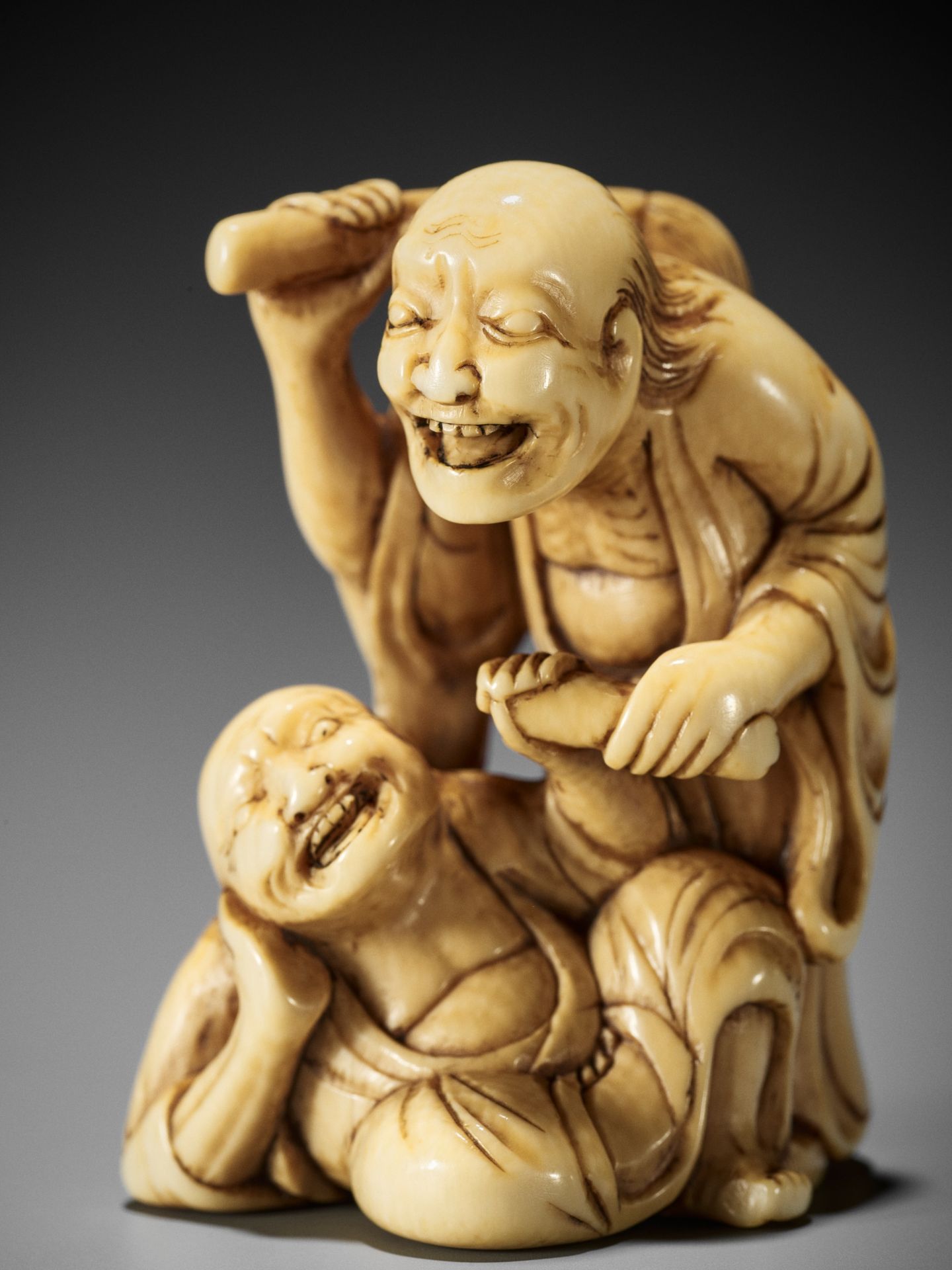 AN IVORY NETSUKE OF TWO SAGES - Bild 4 aus 10