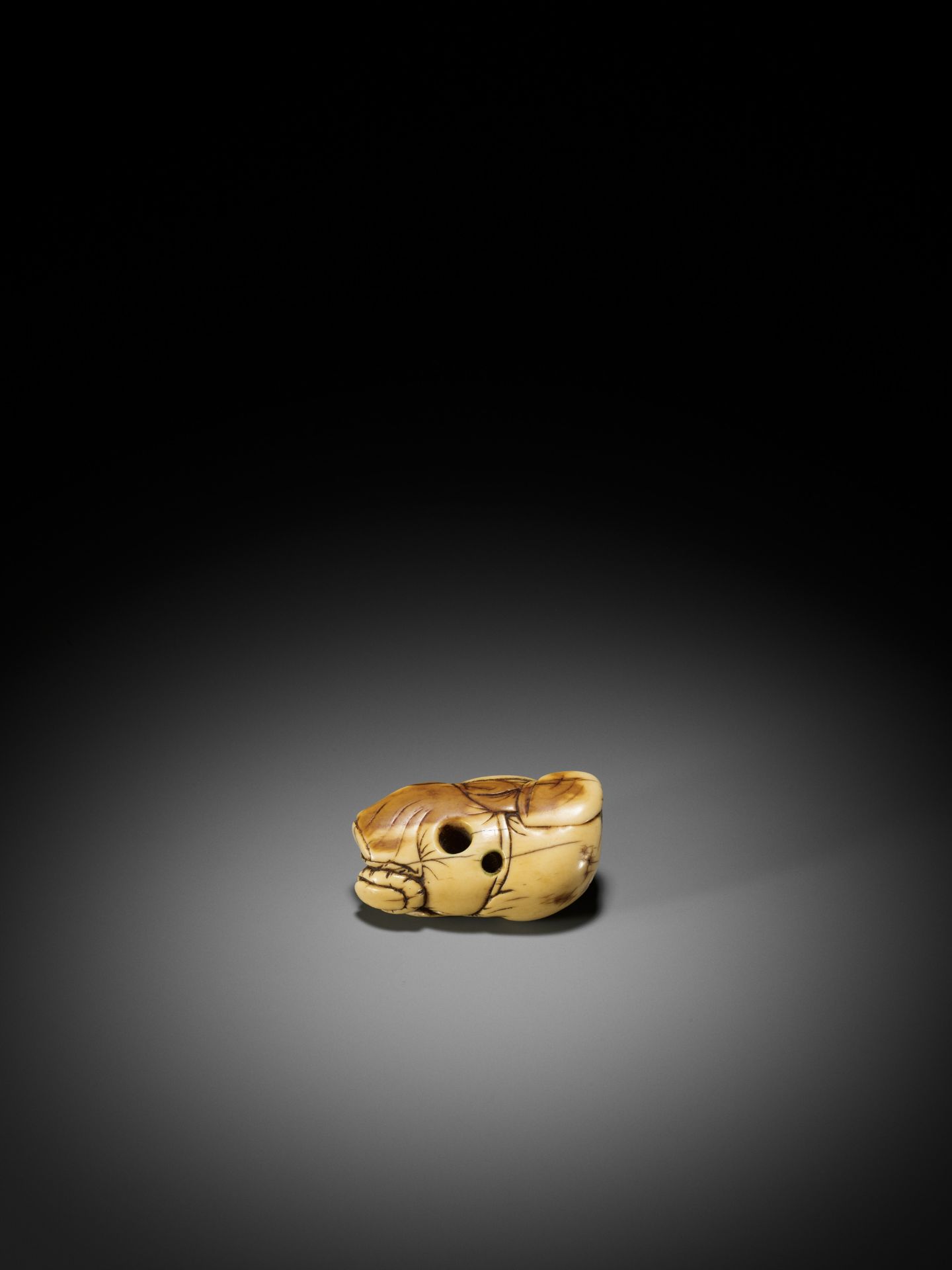 AN IVORY NETSUKE OF A RECLINING HOTEI WITH HOSSU (FLYWHISK) - Bild 3 aus 9