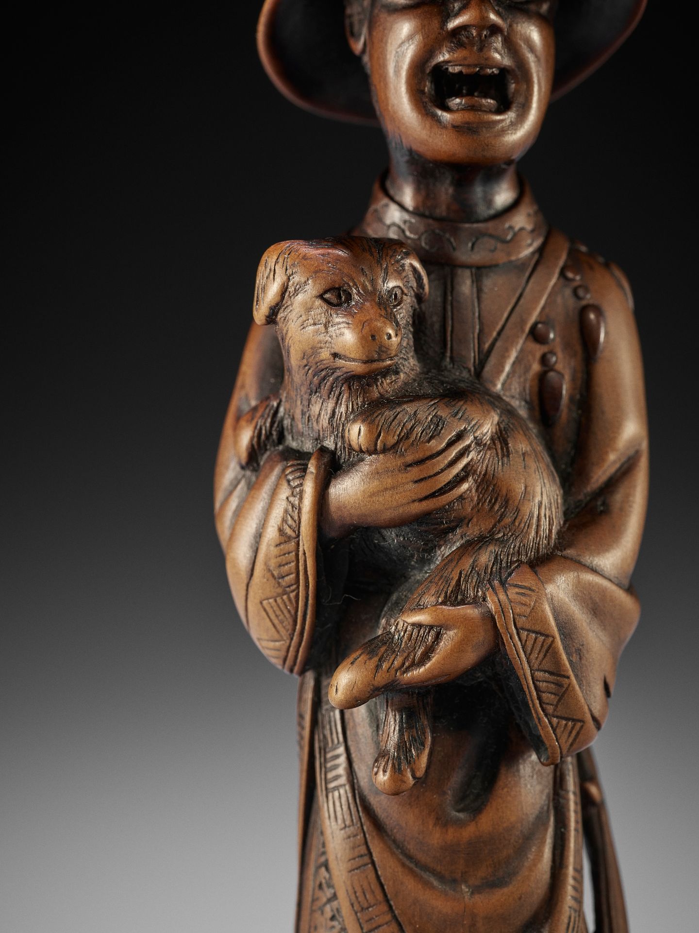 A VERY LARGE AND SUPERB WOOD NETSUKE OF A FOREIGNER WITH DOG - Bild 9 aus 19