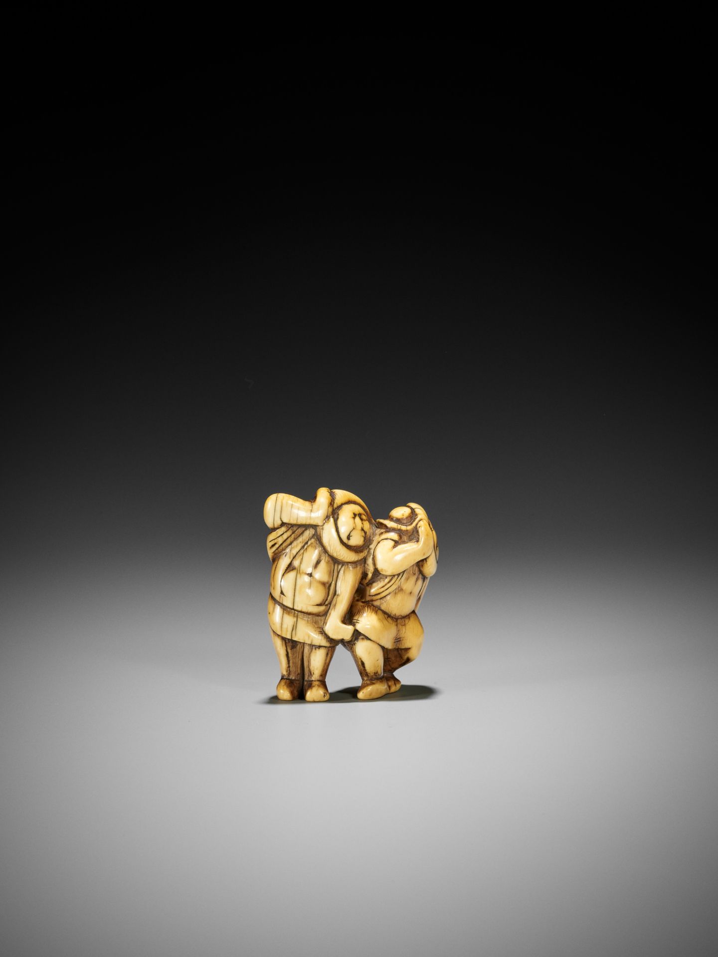 A VERY RARE IVORY NETSUKE OF TWO KOMUSUKE (TOKAIDO ROAD PORTERS) - Bild 8 aus 10