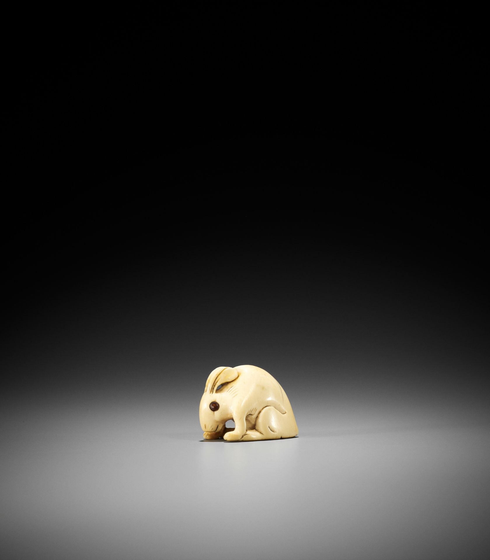 A KYOTO SCHOOL IVORY NETSUKE OF A HARE - Bild 2 aus 9