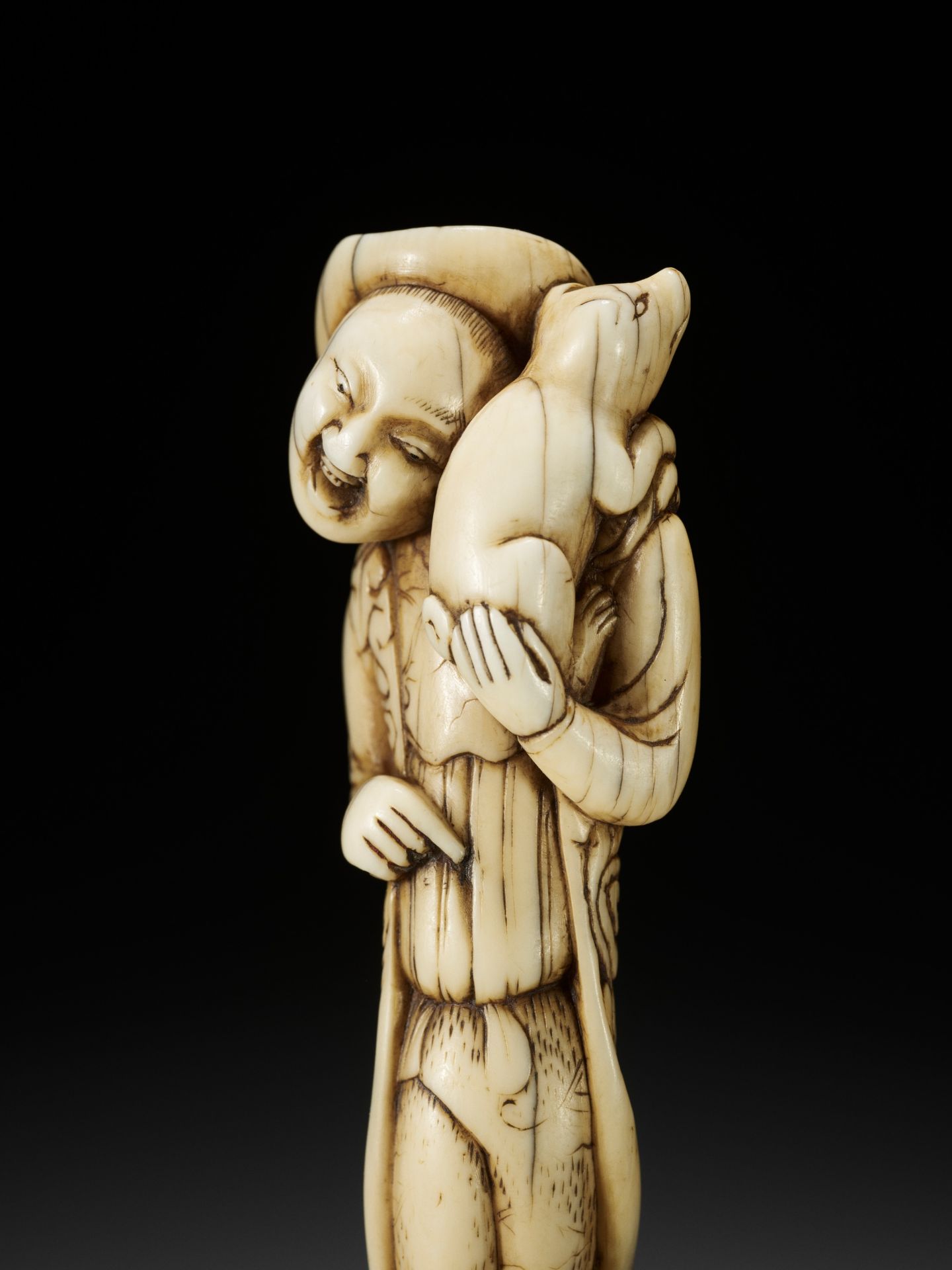 A GOOD IVORY NETSUKE OF A DUTCHMAN WITH DOG - Bild 6 aus 12