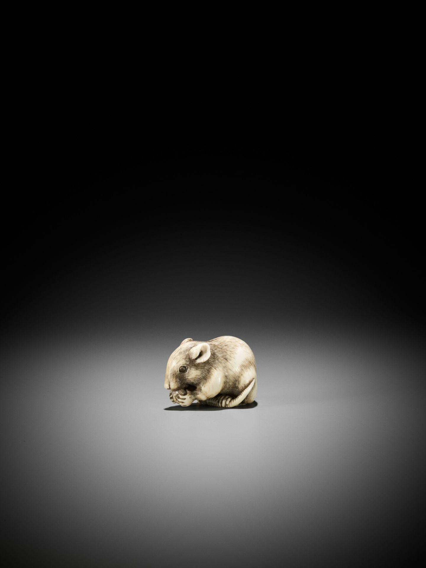 OKATORI: A SUPERB IVORY NETSUKE OF A RAT EATING A FRUIT - Bild 3 aus 15