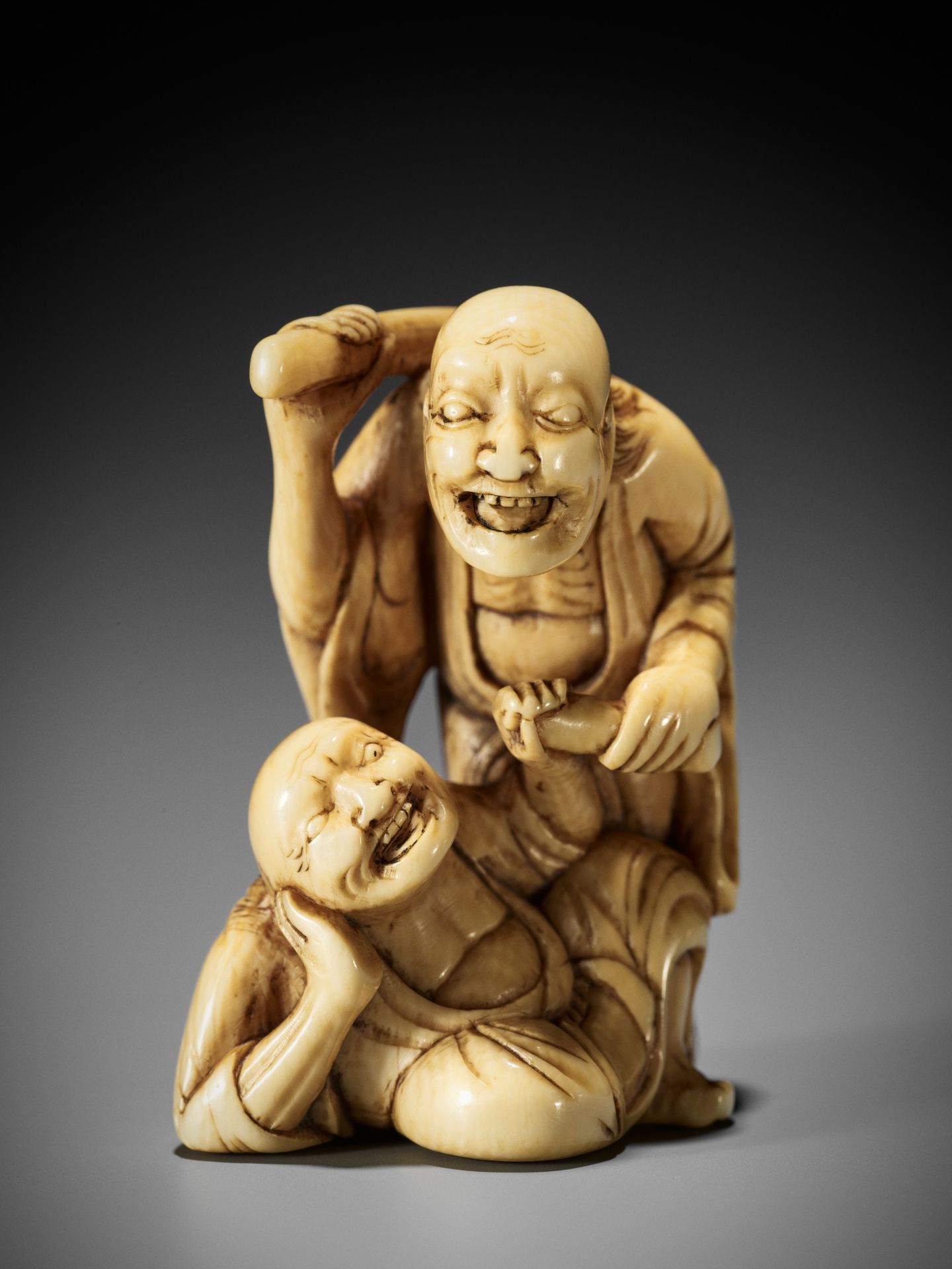 AN IVORY NETSUKE OF TWO SAGES - Bild 3 aus 10