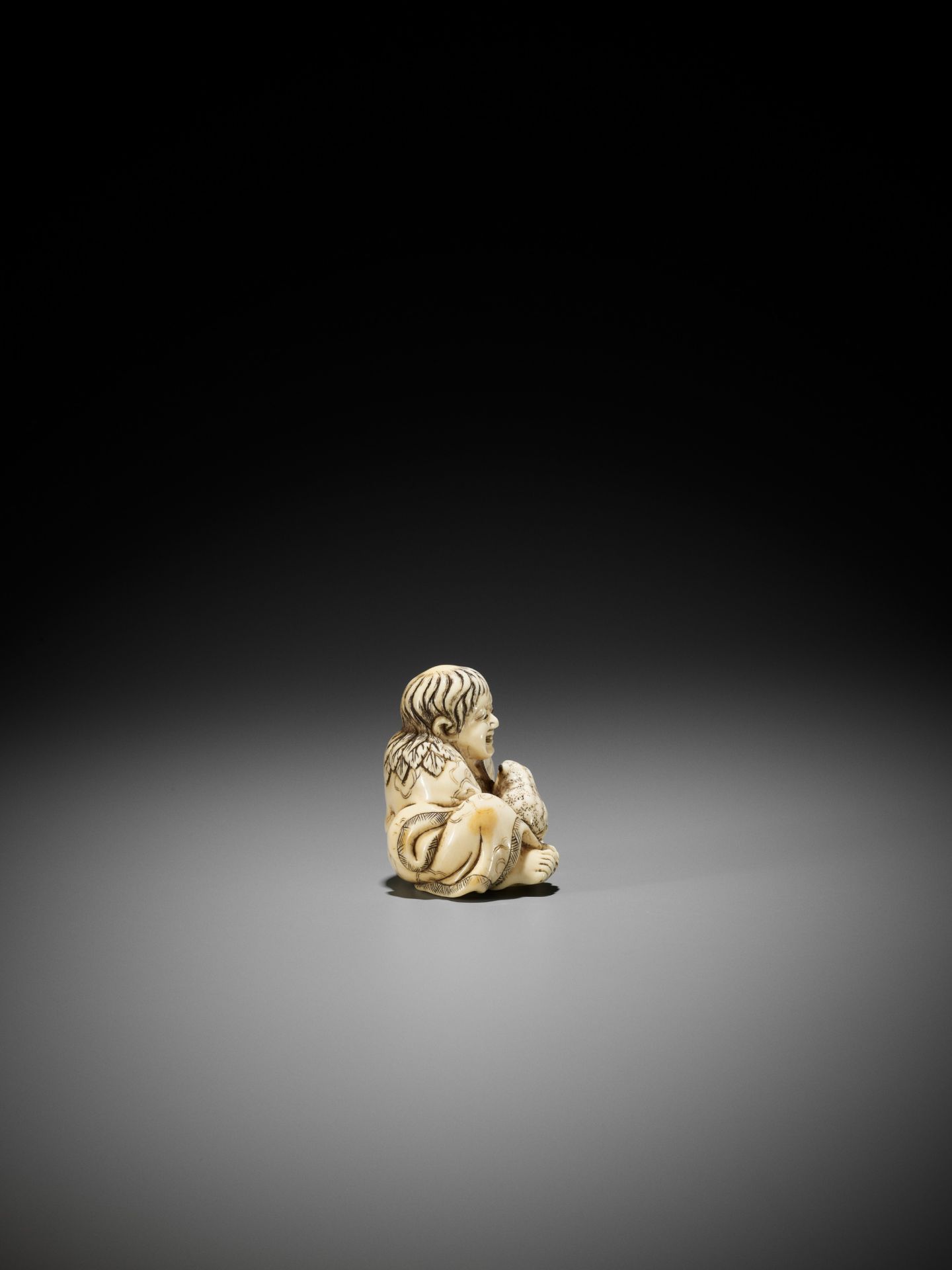 TOMOTADA: A RARE AND IMPORTANT IVORY NETSUKE OF GAMA SENNIN WITH HIS TOAD - Bild 12 aus 14