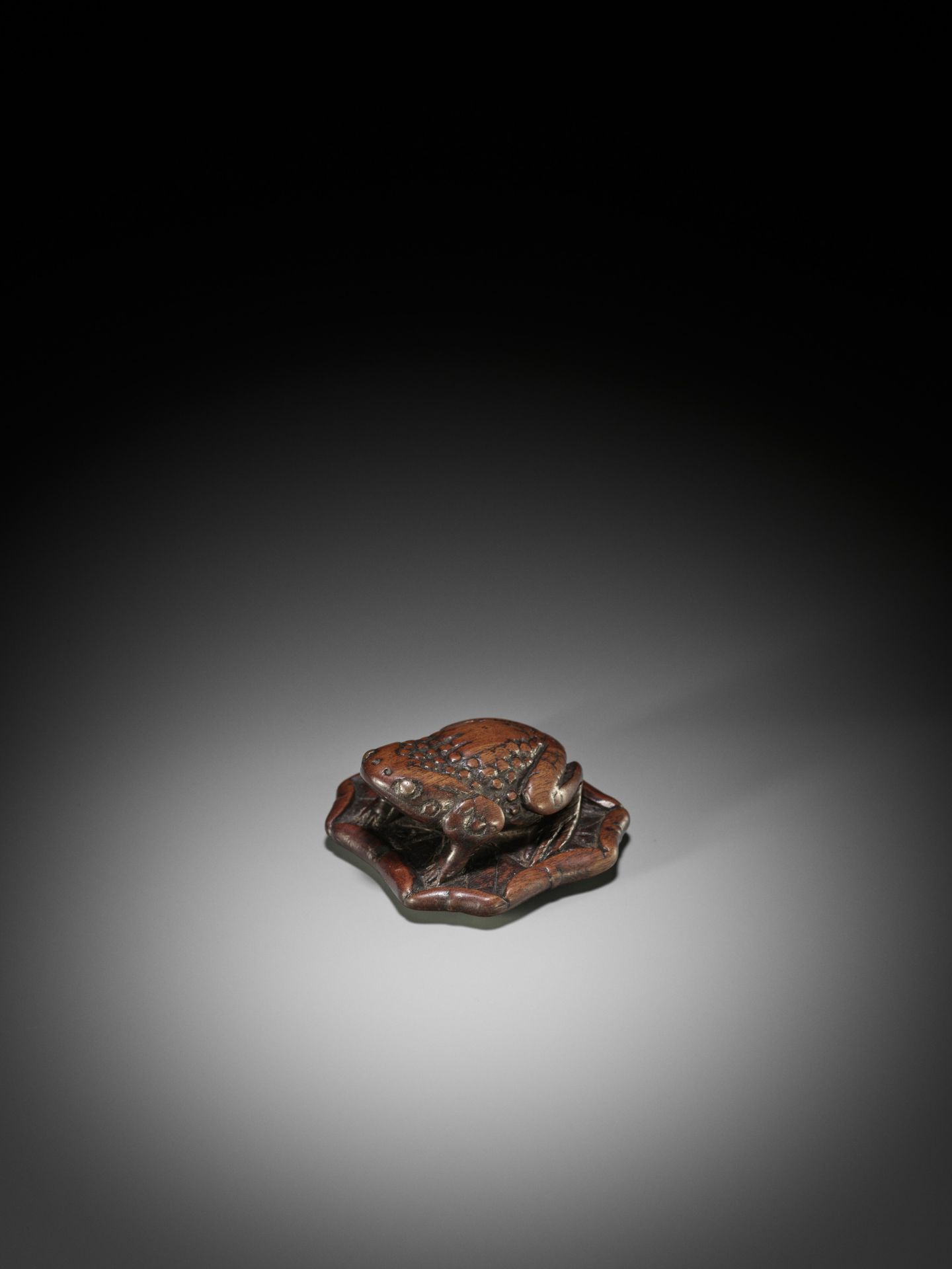 A LARGE AND UNUSUAL WOOD NETSUKE OF A TOAD ON A LOTUS LEAF - Bild 6 aus 9