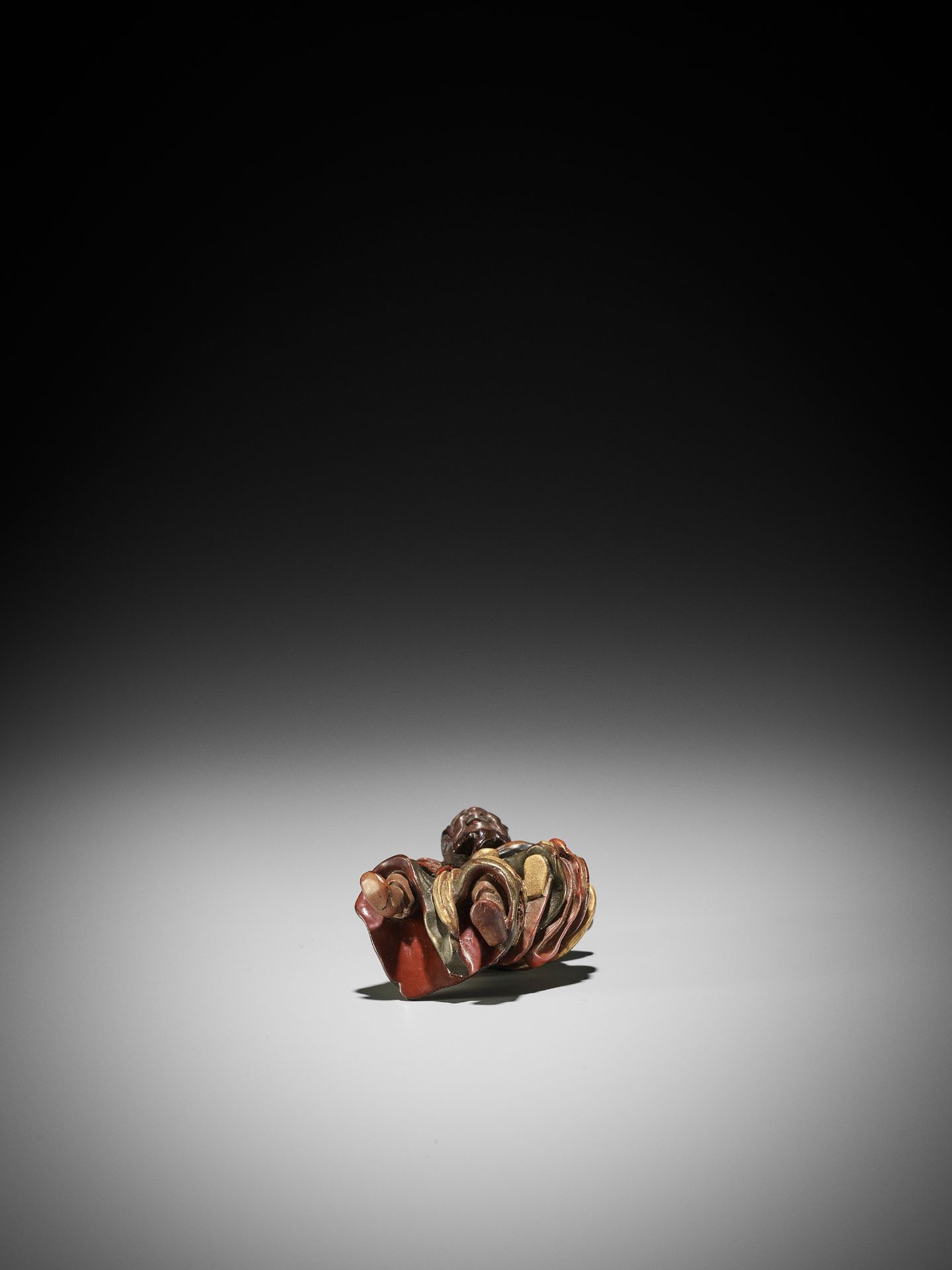 KAJIKAWA: A RARE AND LARGE LACQUERED WOOD NETSUKE OF IKKAKU SENNIN CARRYING THE LADY OF BENARES - Bild 14 aus 17