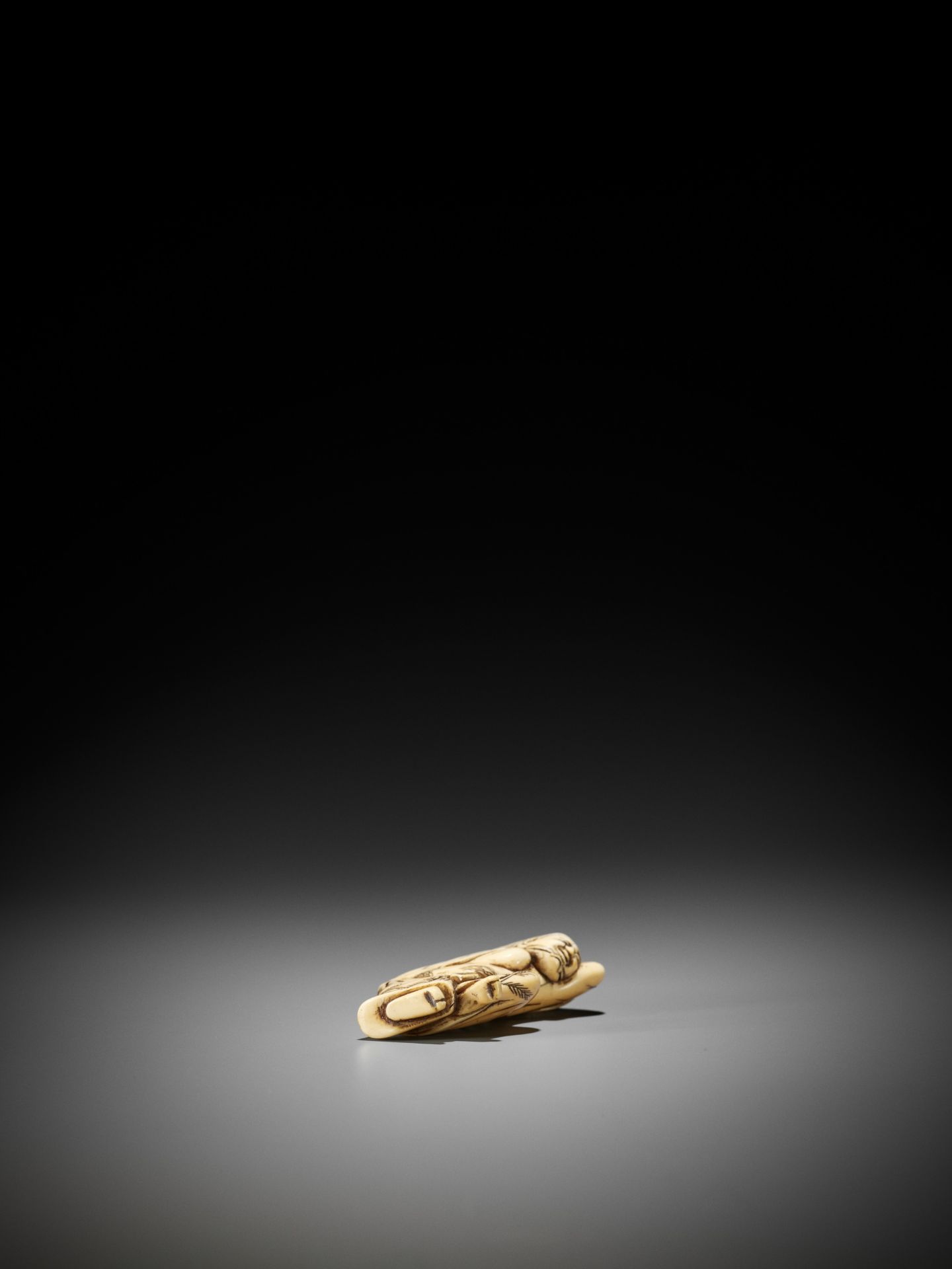 AN EARLY IVORY NETSUKE OF A SAMBASO DANCER - Bild 7 aus 7