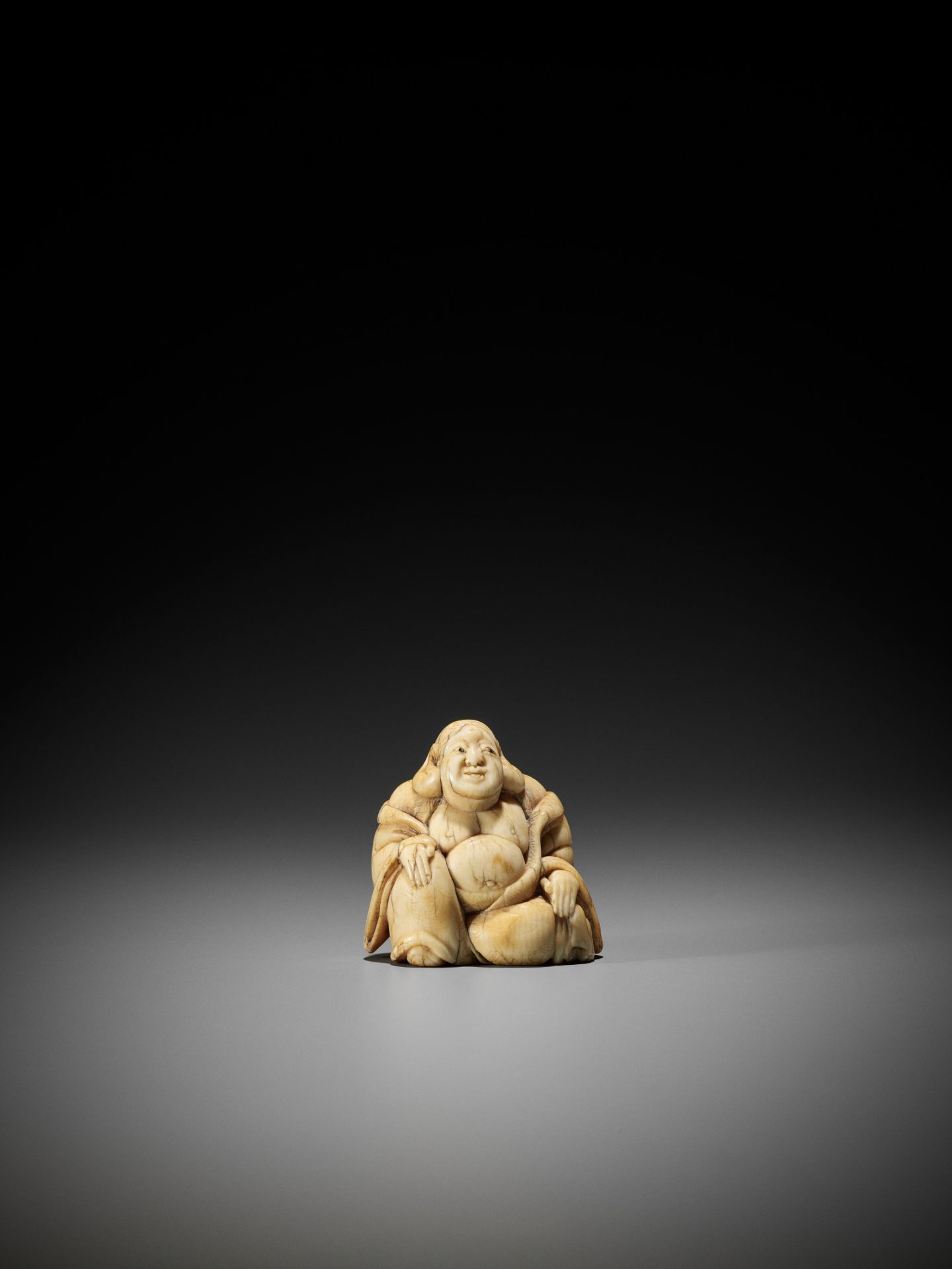 AN IVORY NETSUKE OF A SEATED HOTEI - Bild 4 aus 8