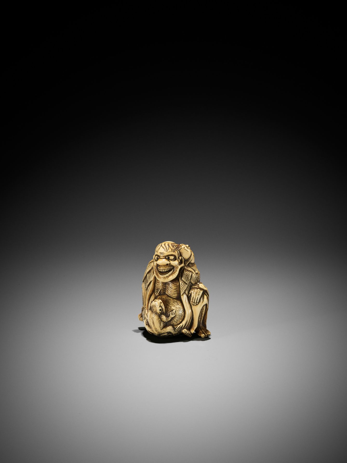 A MASSIVE IVORY NETSUKE OF GAMA SENNIN AND TWO TOADS - Bild 7 aus 11