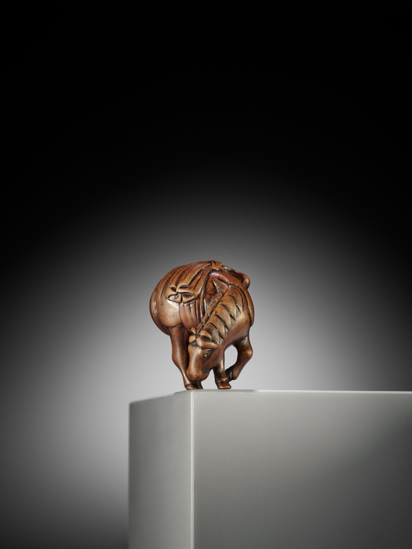 A GOOD WOOD NETSUKE OF A GRAZING HORSE - Bild 9 aus 10