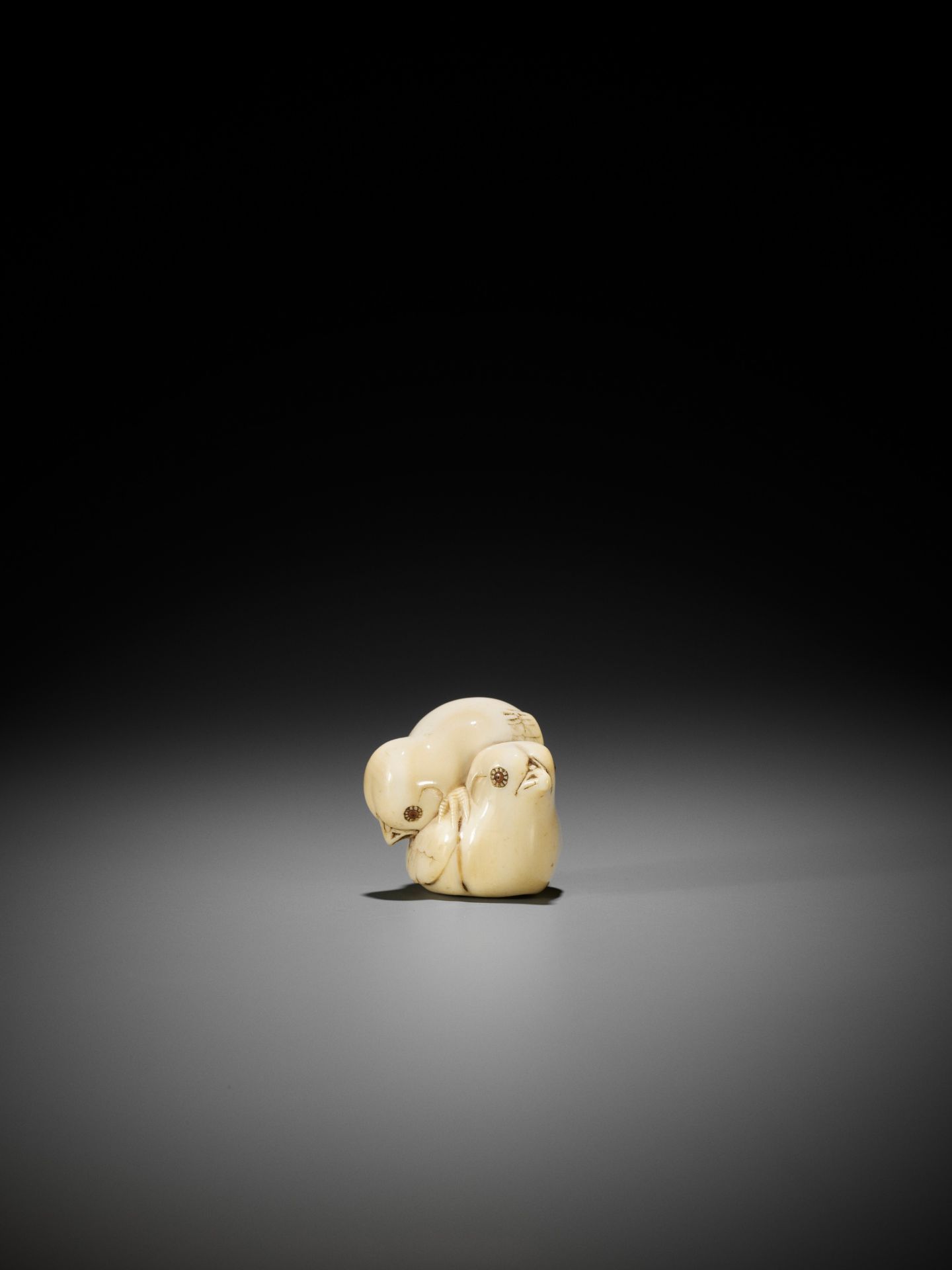 TADAMITSU: AN IVORY NETSUKE OF TWO CHICKS - Bild 4 aus 9