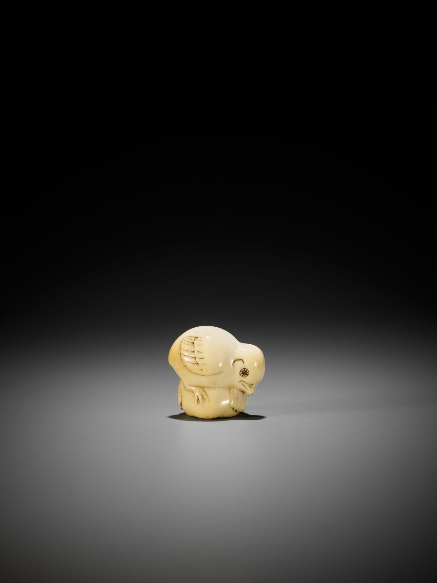 TADAMITSU: AN IVORY NETSUKE OF TWO CHICKS - Bild 2 aus 9