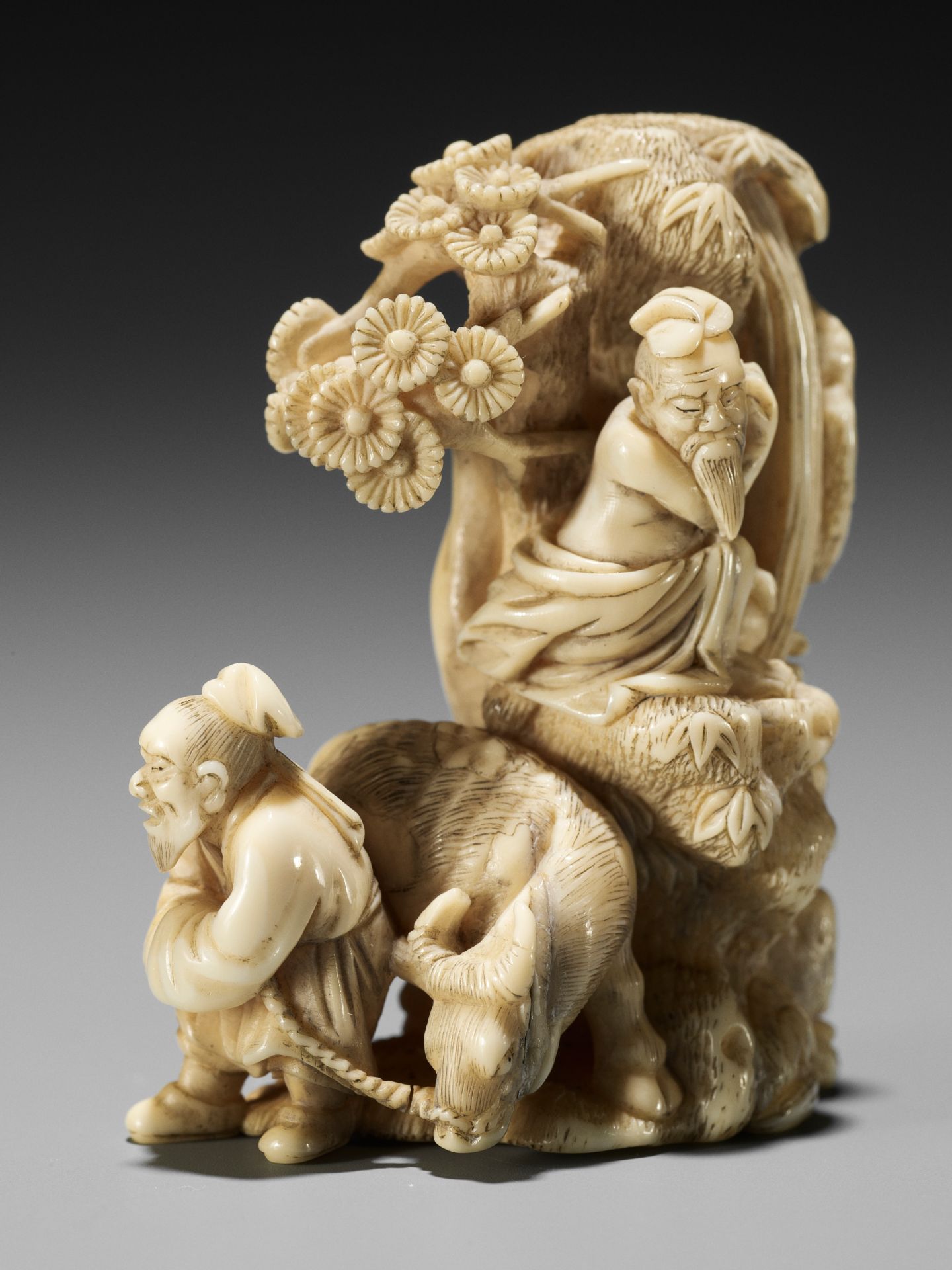 A RARE IVORY NETSUKE OF KYOYU AND SOFU - Bild 9 aus 10