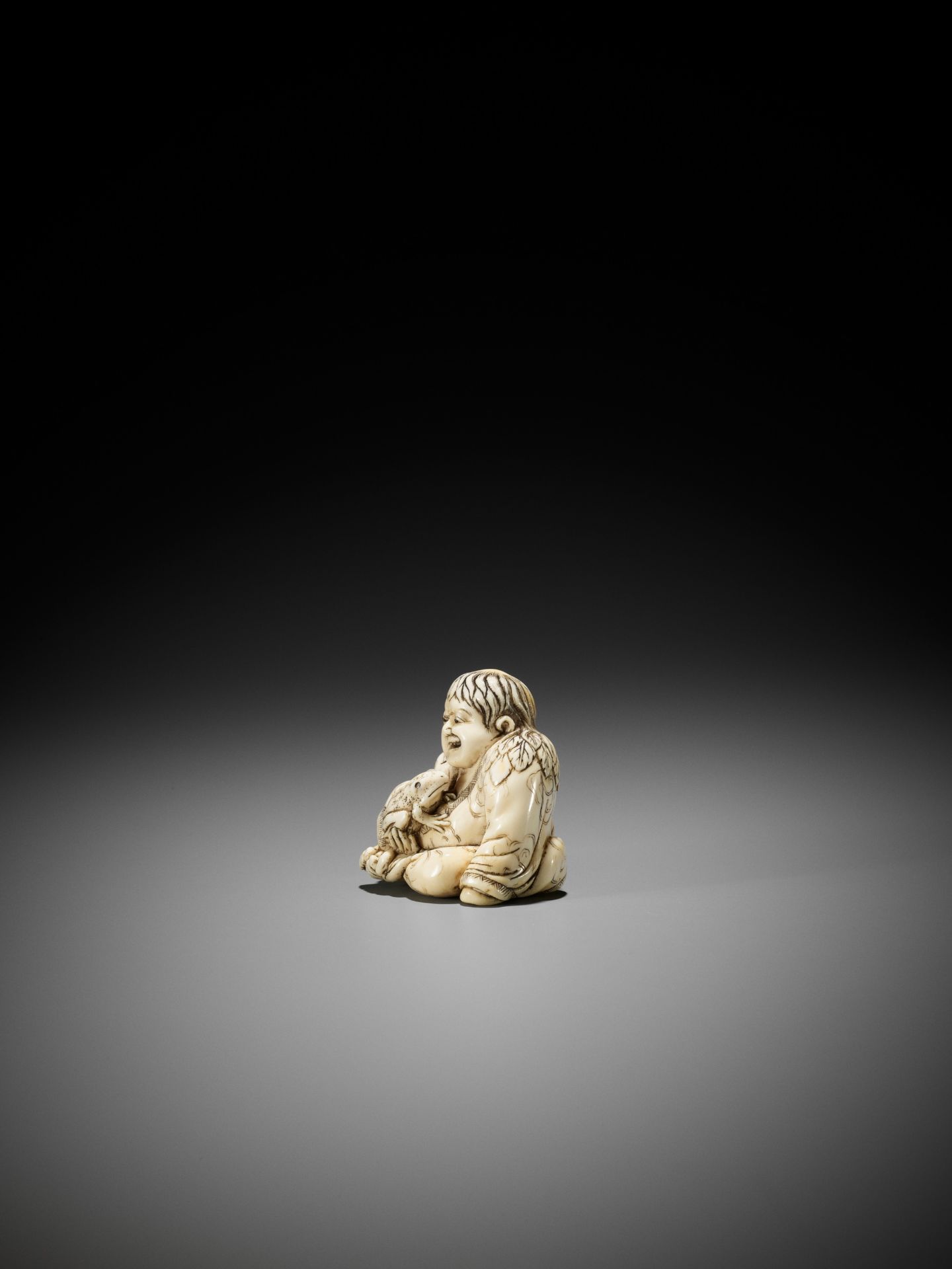 TOMOTADA: A RARE AND IMPORTANT IVORY NETSUKE OF GAMA SENNIN WITH HIS TOAD - Bild 11 aus 14