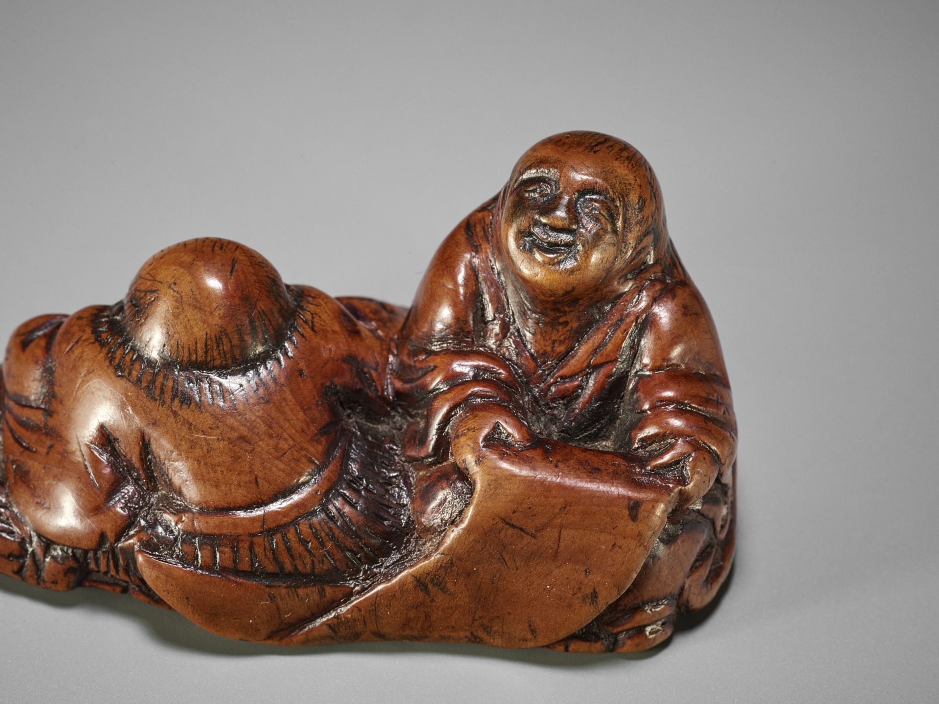 A WOOD NETSUKE OF KANZAN AND JITTOKU - Bild 3 aus 12