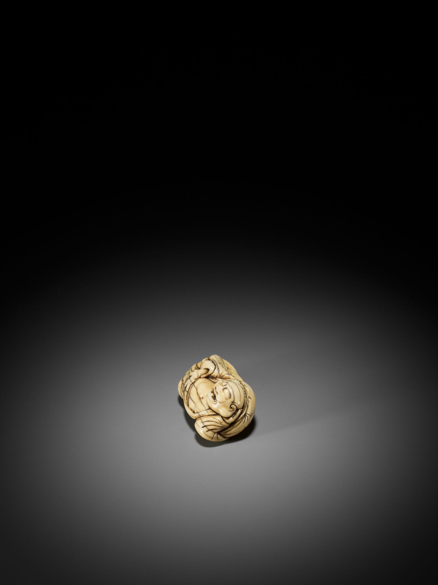 AN IVORY NETSUKE OF A RECLINING HOTEI WITH HOSSU (FLYWHISK) - Bild 7 aus 9