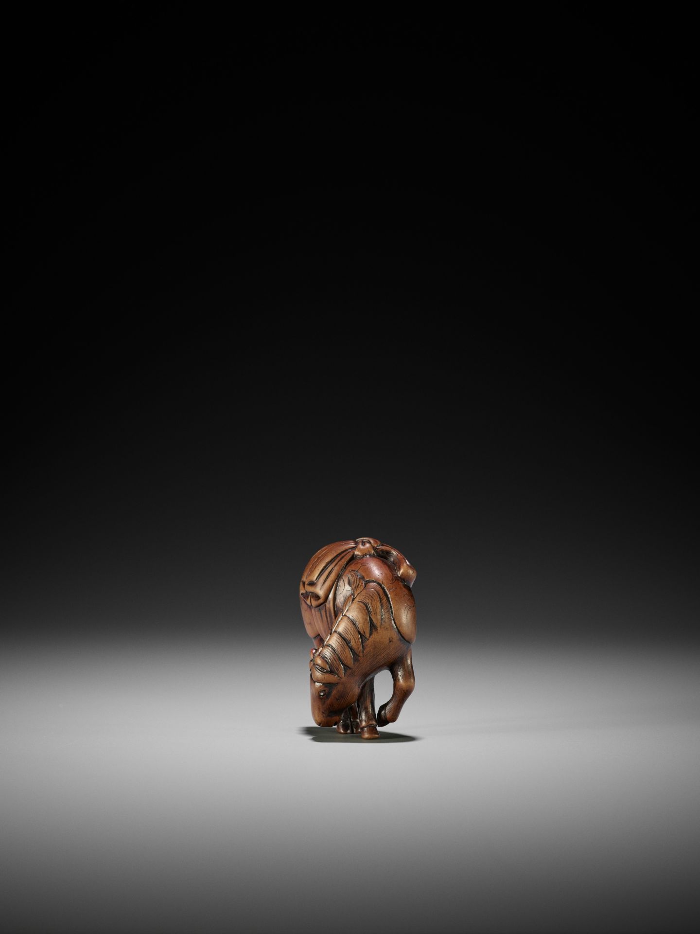 A GOOD WOOD NETSUKE OF A GRAZING HORSE - Bild 5 aus 10