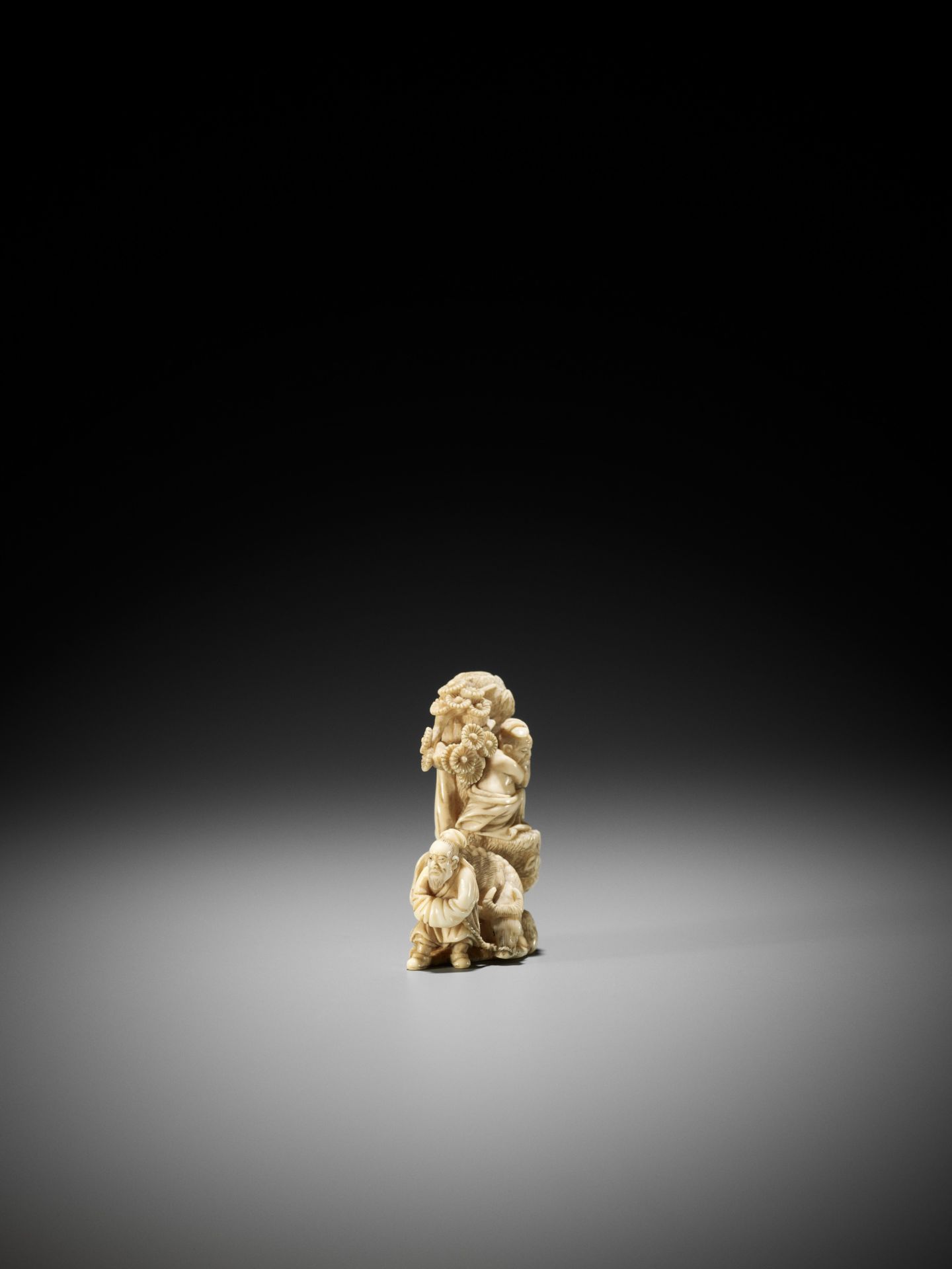 A RARE IVORY NETSUKE OF KYOYU AND SOFU - Bild 7 aus 10