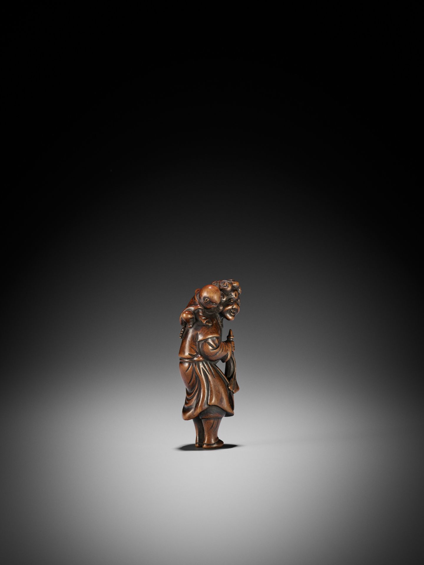 A GOOD WOOD NETSUKE OF A DUTCHMAN WITH CHILD - Bild 9 aus 11